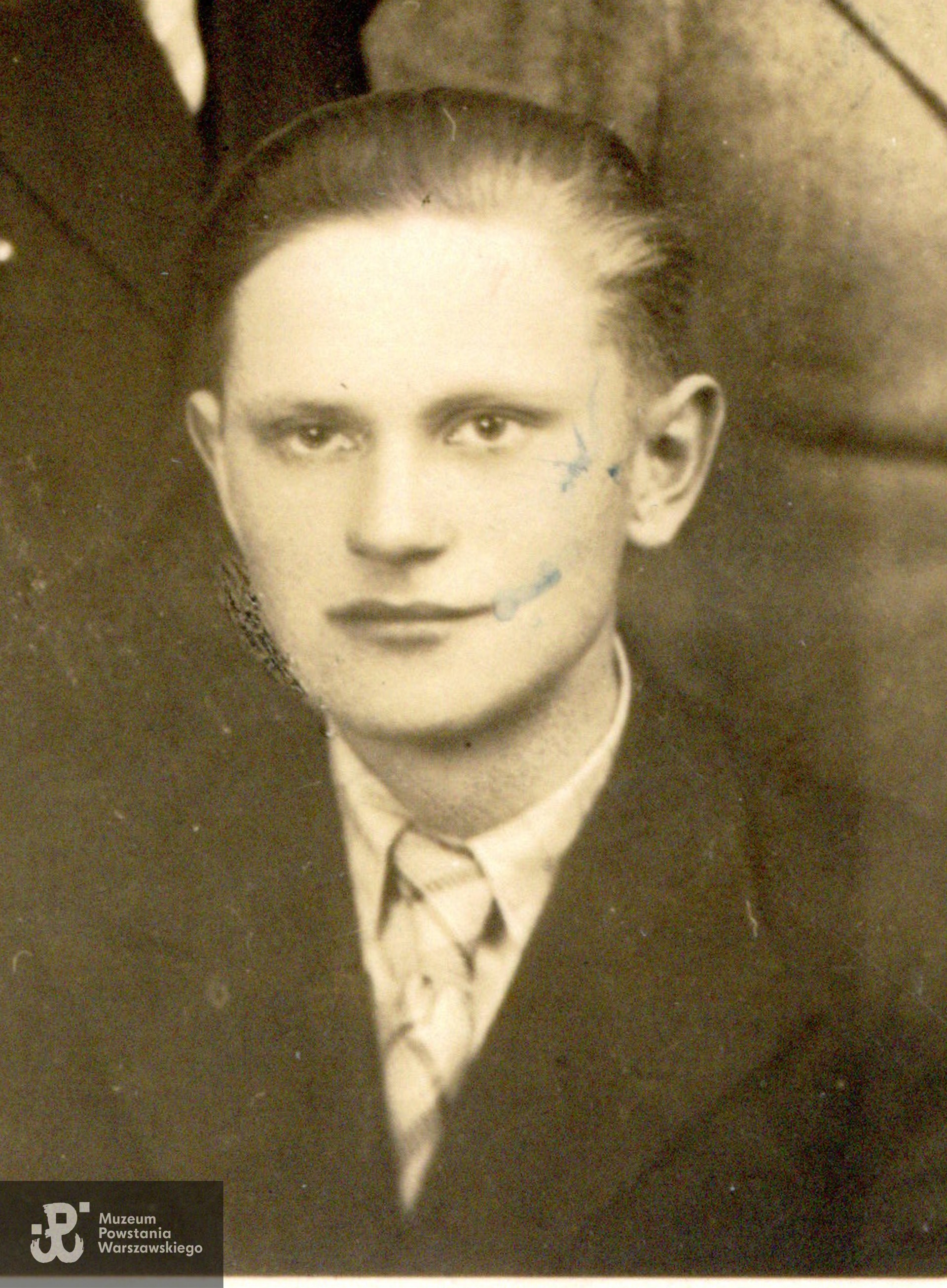 kpr. Ryszard Żeleszkiewicz ps. Kruk. Fragment szerszego ujęcia. Ze zbiorów rodzinnych p. Hanny Młodziejewskiej, bratanicy Witolda Młodziejewskiego ps. "Chaber" 