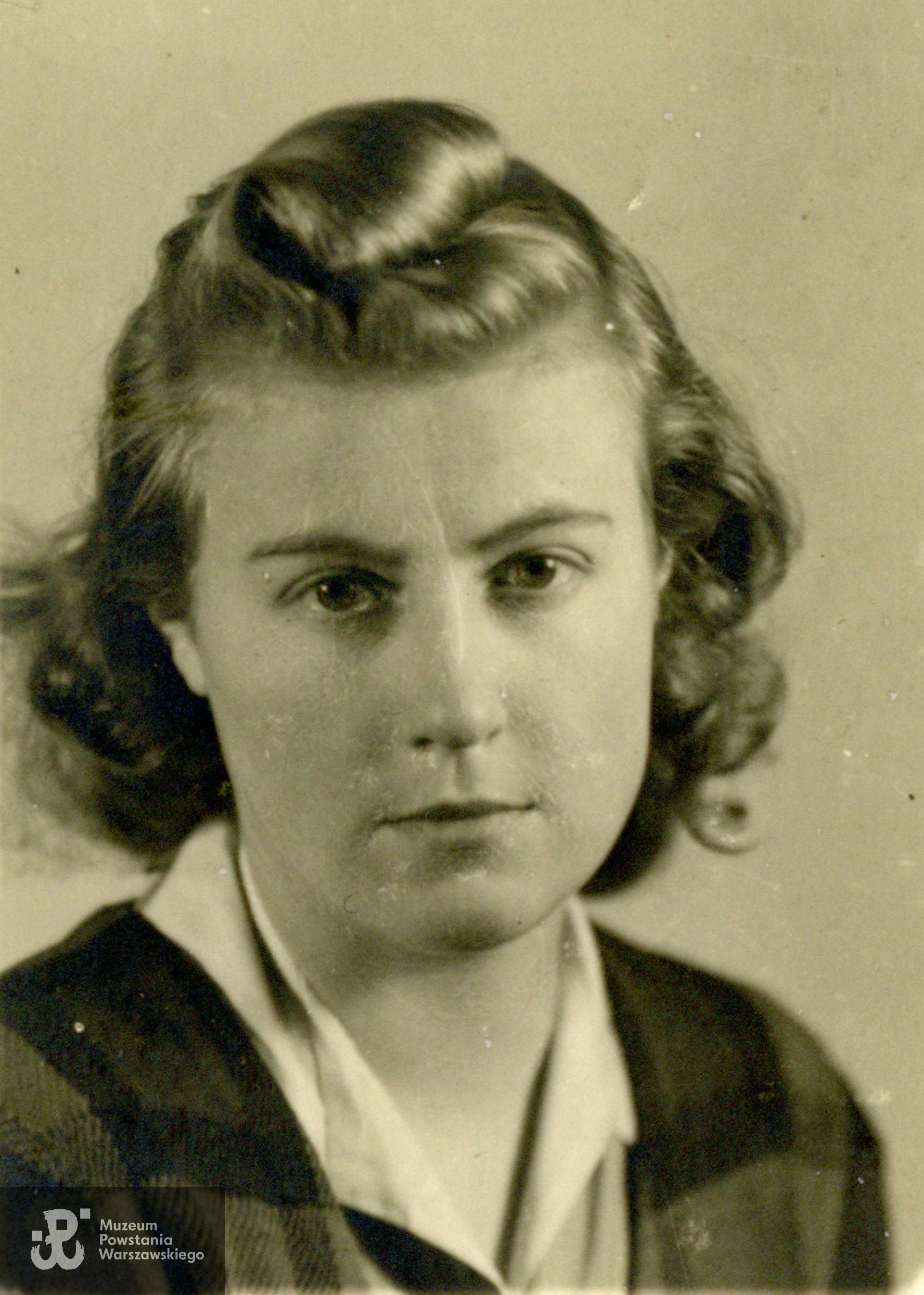 sanit.  Halina Bandurska.  Fotografia pochodzi ze spuścizny po Feliksie Tomaszewskiej-Moskwa ps. Elipsa, archiwum rodzinne, udostępnili p. Jacek Krzysztof Moskwa i p. Stanisława Piotr Moskwa. Skany wykonano w Muzeum Powstania Warszawskiego, 03/2024