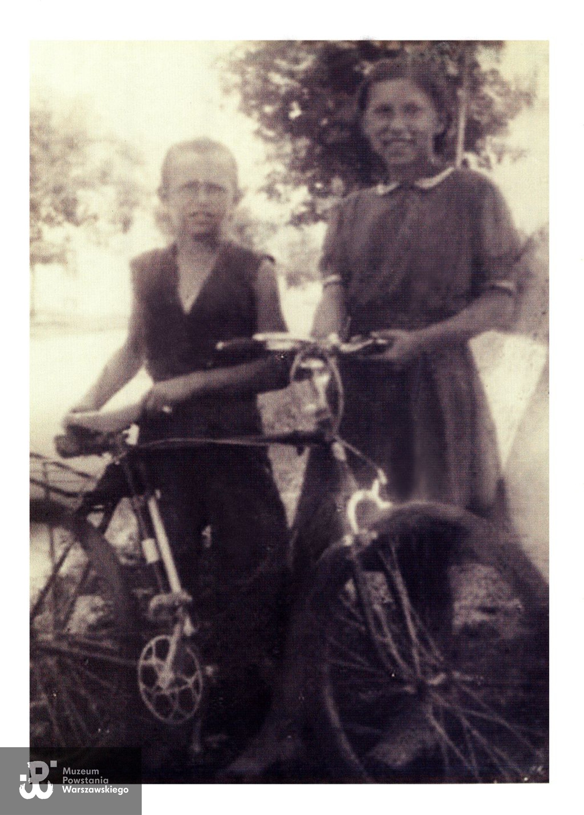 Hanna Frankowska z bratem Januszem, 1940. Ze zbiorów p. Hanny Lebeckiej z domu Frankowskiej, skan wykonano w Muzeum Powstania Warszawskiego, 2024.