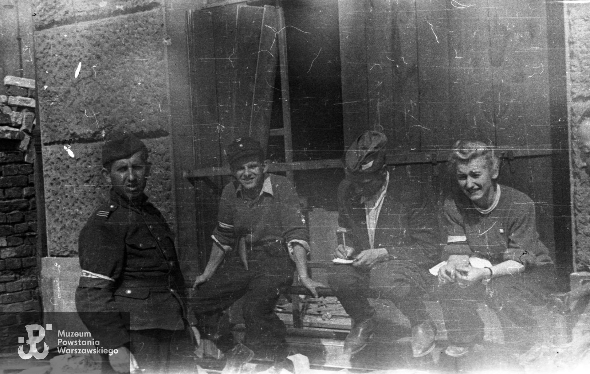 Grupa żołnierzy z pułku NSZ im. gen. Władysława Sikorskiego w podwórzu Domu Technika przy ul. Czackiego 3/5. Od lewej: plut. lot. "Lot" NN, NN, por. rez. Władysław Rutkowski "Włodzimierz Jan", sanitariuszka NN. Autorem zdjęcia jest Jerzy Kokczyński "Boczkowski". Fot. ze zbiorów Muzeum Powstania Warszawskiego,  sygn. MPW-IN/3468