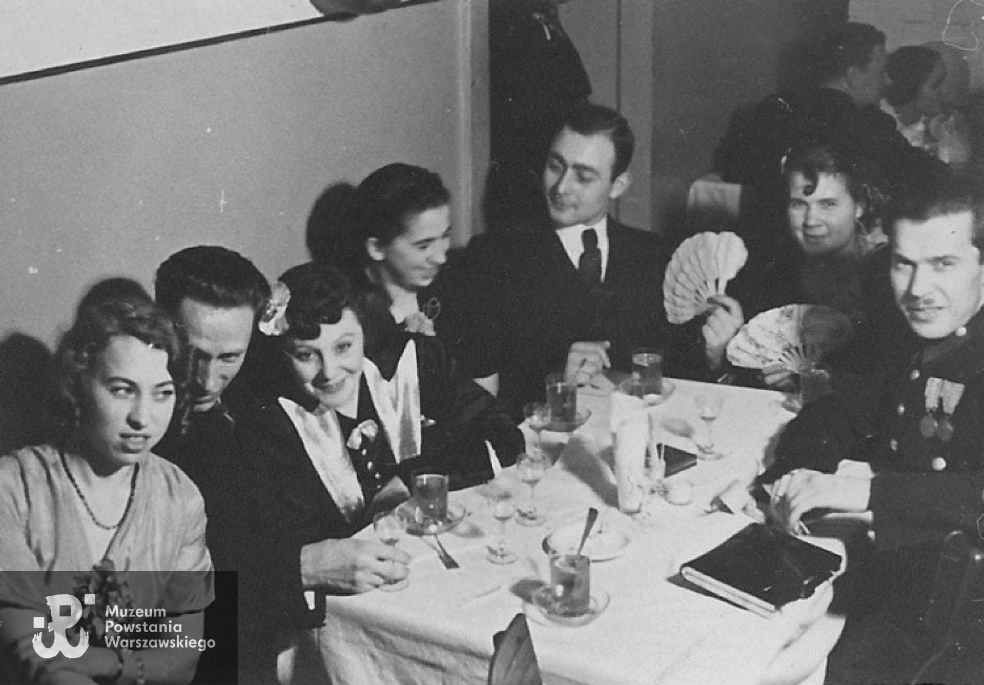 Zdjęcie przedwojenne. Stefan Żbikowski siedzi pierwszy z prawej, jego żona - Zofia - pierwsza z lewej, czwarta od lewej jej siostra Irena i obok niej Bogusław Kula