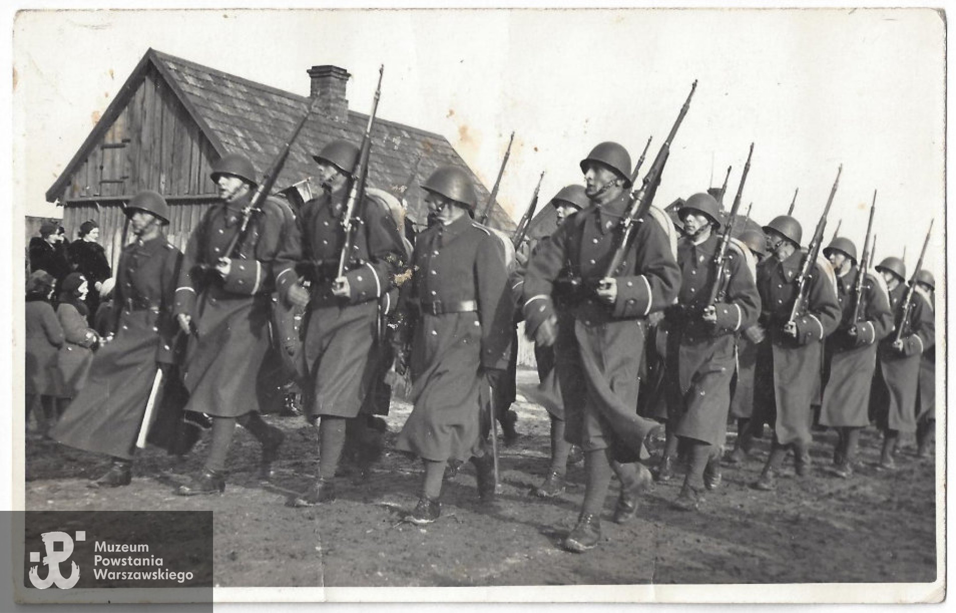 Słuchacze Szkoły Podchorążych Artylerii w Toruniu - defilada Kompanii Honorowej podczas przysięgi w Różanie, 6 listopada 1936 roku. Autor zdjęcia nieznany. Fot. z archiwum rodzinnego syna, p. Wojciecha Przybyszewskiego