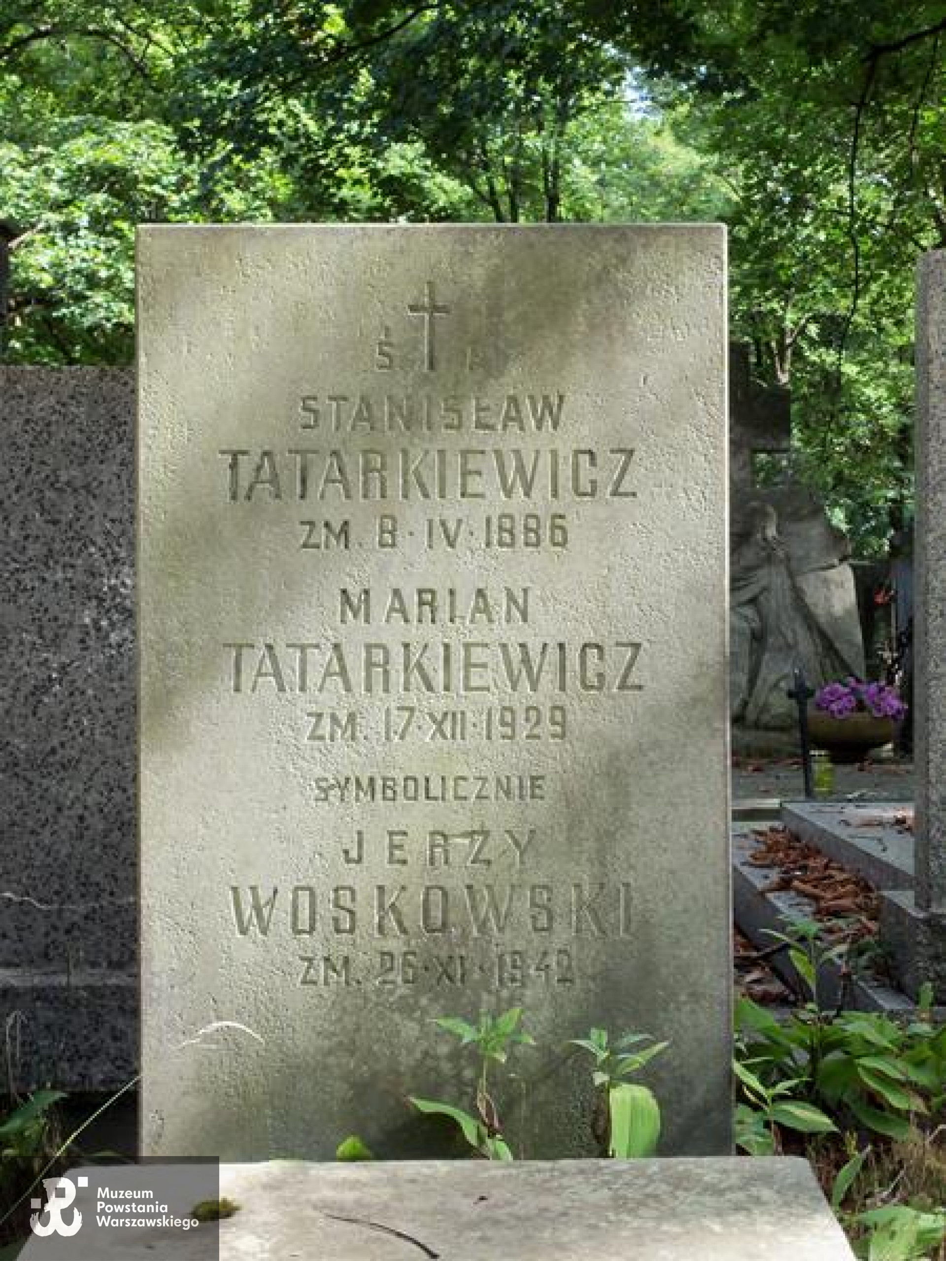 Cmentarz Powązkowski w Warszawie, kwatera 208, rząd 6, miejsce 3 - grób rodziny Tatarkiewiczów. Jest to także miejsce symbolicznego upamiętnienia Jerzego Woskowskiego (zm. 1942).  Fot. Warszawskie Zabytkowe Pomniki Nagrobne - <i>cmentarze.um.warszawa.pl</i>