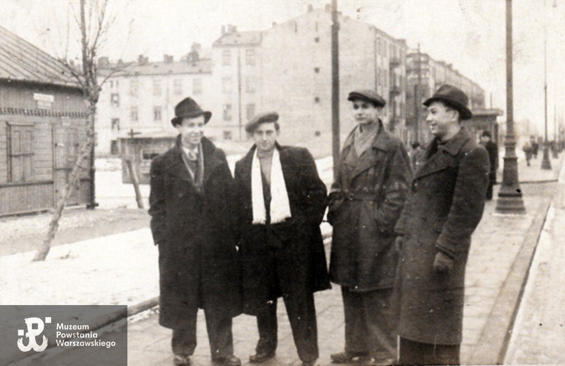 Ryszard Sołkowicz z kolegami na Targówku - 1944 r.