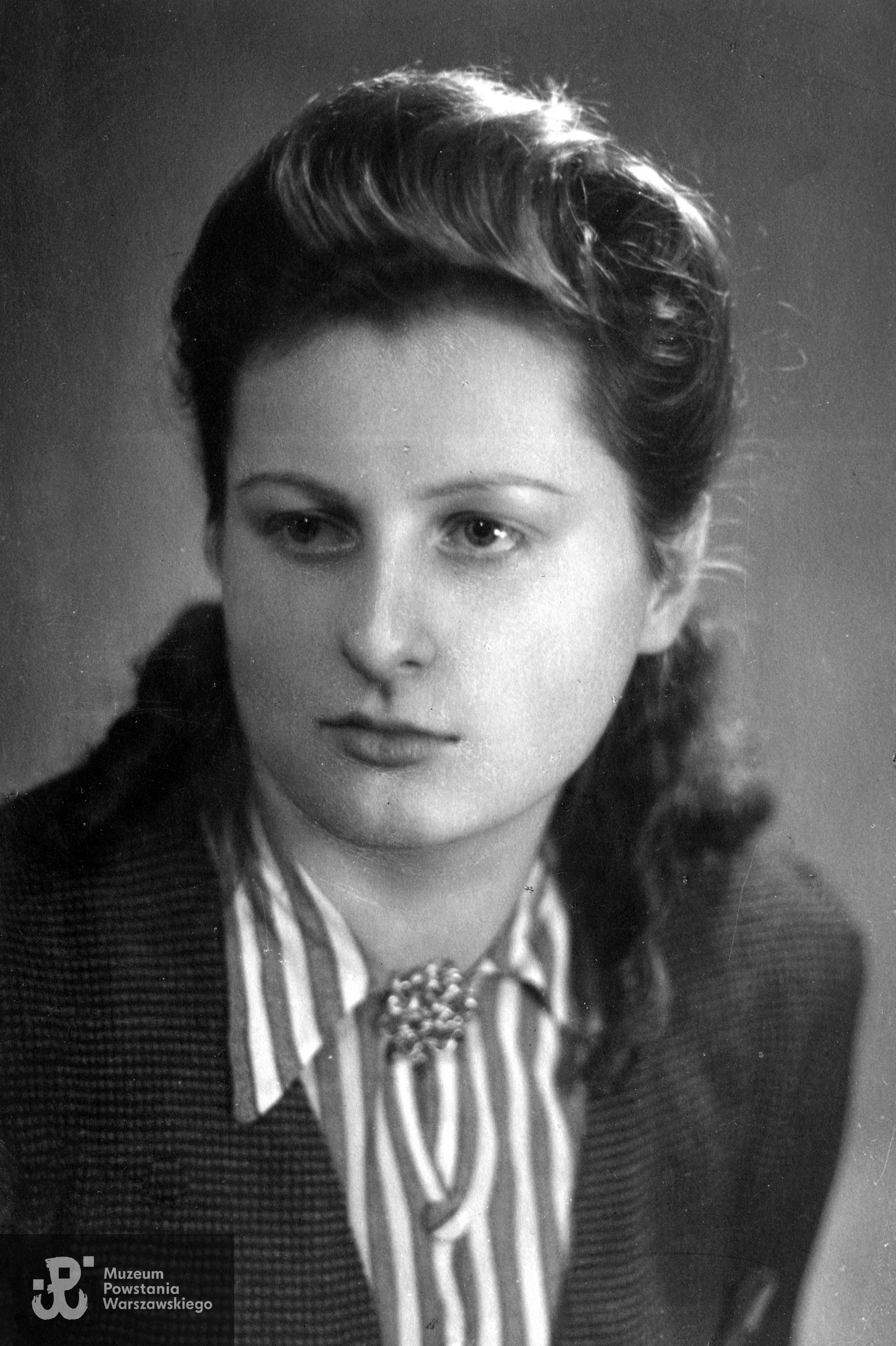 Alicja Bafeltowska, po mężu Tyczkowska (1925-2022).  Fotografia portretowa z 1942 roku. Ze zbiorów rodzinnych, skan udostępniła p. Hanna Tyczkowska, córka.