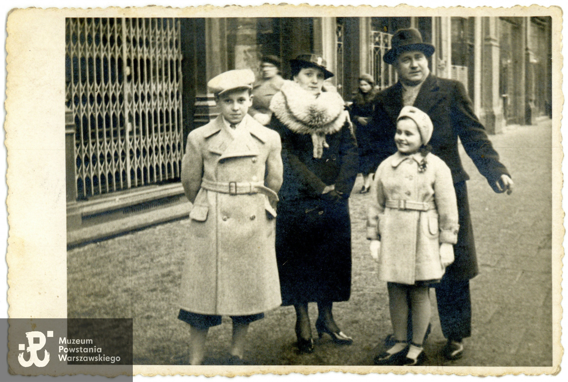 Edward i Henryka z rodzicami, Władysławem Kwiatkowskim i Janiną Kwiatkowską z domu Szafraniec na Krakowskim Przedmieściu w Warszawie, okres przedwojenny, 1938/1939. Fot. ze zbiorów rodzinnych,  udostępniły  p. Dorota Zbiegniewska-Lech i p. Anna Zbiegniewska-Lis, siostrzenice Powstańca. Skany wykonano w Muzeum Powstania Warszawskiego w lutym 2024 r. 