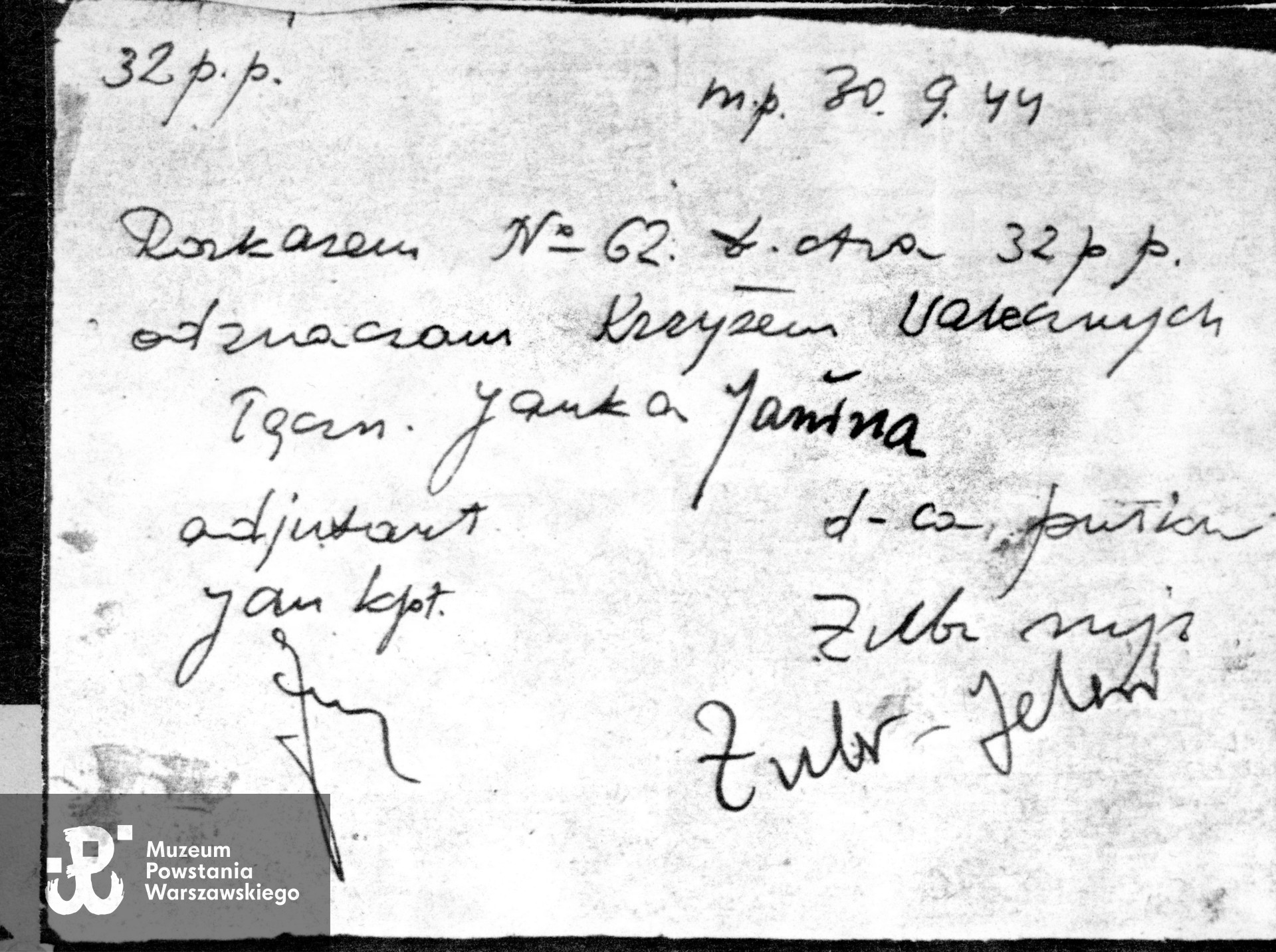 Kopia zaświadczenia z dnia 30.09.1944 podpisanego przez Komendanta Rejonu mjr. „Żubra” (Władysława Nowakowskiego) i I adiutanta kpt. "Jana"  (Jan Olejniczak „Dąb”) o odznaczeniu łączniczki „Janki„,Janiny” Krzyżem Walecznych rozkazem nr 62.  Ze zbiorów rodzinnych, do wykonania skanu udostępniła p. Aleksandra Wolnicka. Skany wykonano w Muzeum Powstania Warszawskiego 02/2025