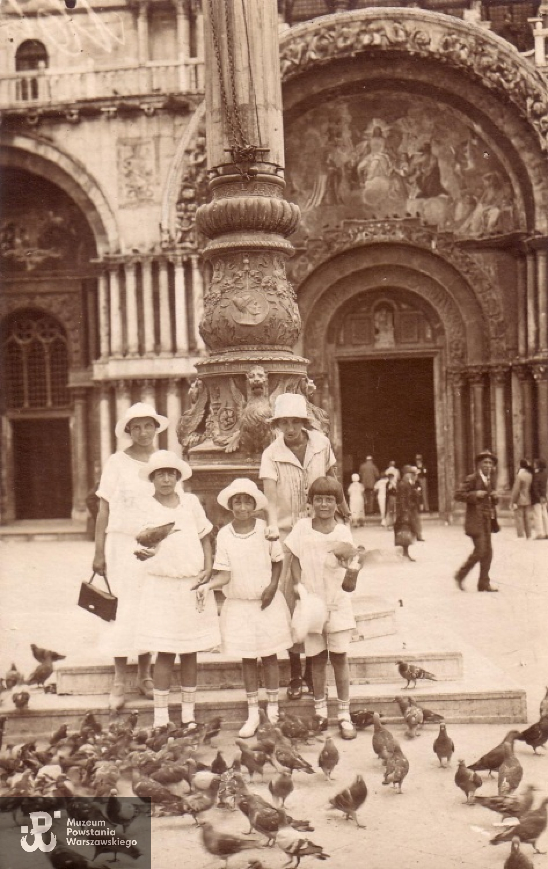 Wenecja, 1926 r. - Bożenka stoi w pierwszym rzędzie po lewej.