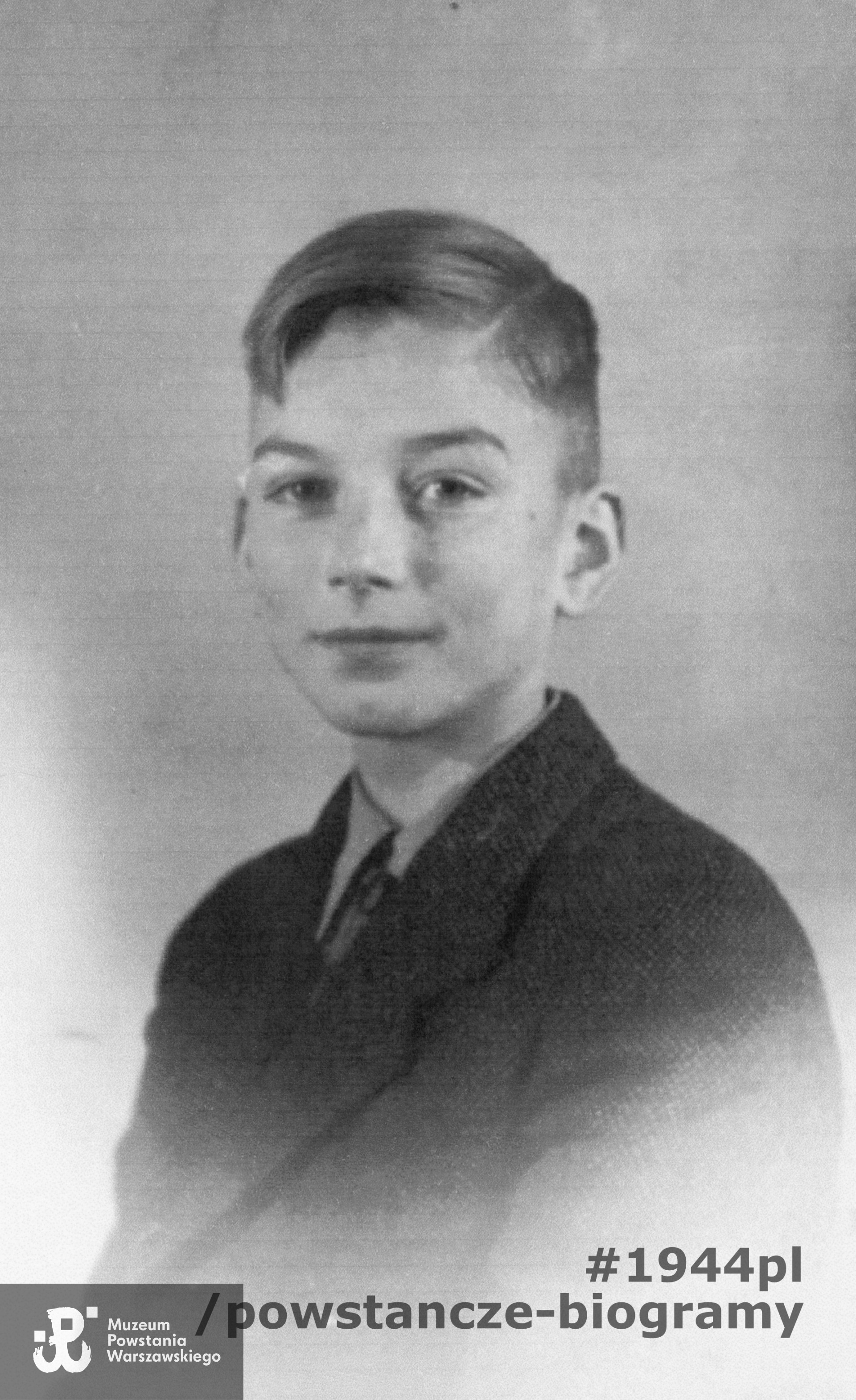 Stanisław Franciszek Ozimek „Puma” w lipcu 1944 r. Zdjęcie ze zbiorów prywatnych p. Stanisława Ozimka,  udostępnione za pośrednictwem Działu Historycznego MPW