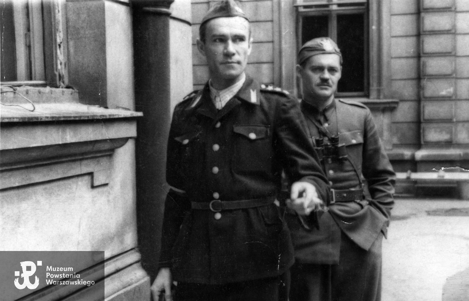 Fotografia z Powstania Warszawskiego. Śródmieście Północne.  Z lewej rotmistrz Witold Szcześniewski "Witold", oficer operacyjny w sztabie Zgrupowania "Harnaś", obok porucznik Marian Krawczyk "Harnaś" - dowódca Zgrupowania "Harnaś".  Fot. ze zbiorów Muzeum Powstania Warszawskiego, sygn. MPW-IP/2098