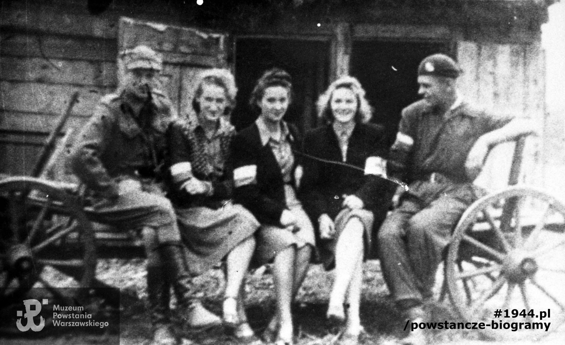 Fotografia wykonana ok. 20 września 1944 r. we wsi Wiersze. Według identyfikacji dokonanej przez  rodzinę druga z lewej strony siedzi Alicja Jasińska, po wojnie Koszalińska ps.  „Mirka” (1925-1999),  obok Romana Borkiewicz ps. „Nina" (1925-2000), oraz Irena Raciborska-Pawłowska, cioteczna siostra Alicji Jasińskiej. Pierwszy z prawej  strz. Eugeniusz Widlicki ps. ”Leszek". Fot. ze zbiorów Muzeum Powstania Warszawskiego sygn. MPW-IH/801. Ujęcie tożsame w zasobach archiwalnych IPN pod sygnaturą IPN-BU-1132. Informacje dotyczące rozpoznanych osób - MPW-kontakt: p. Tomasz Grabuś.