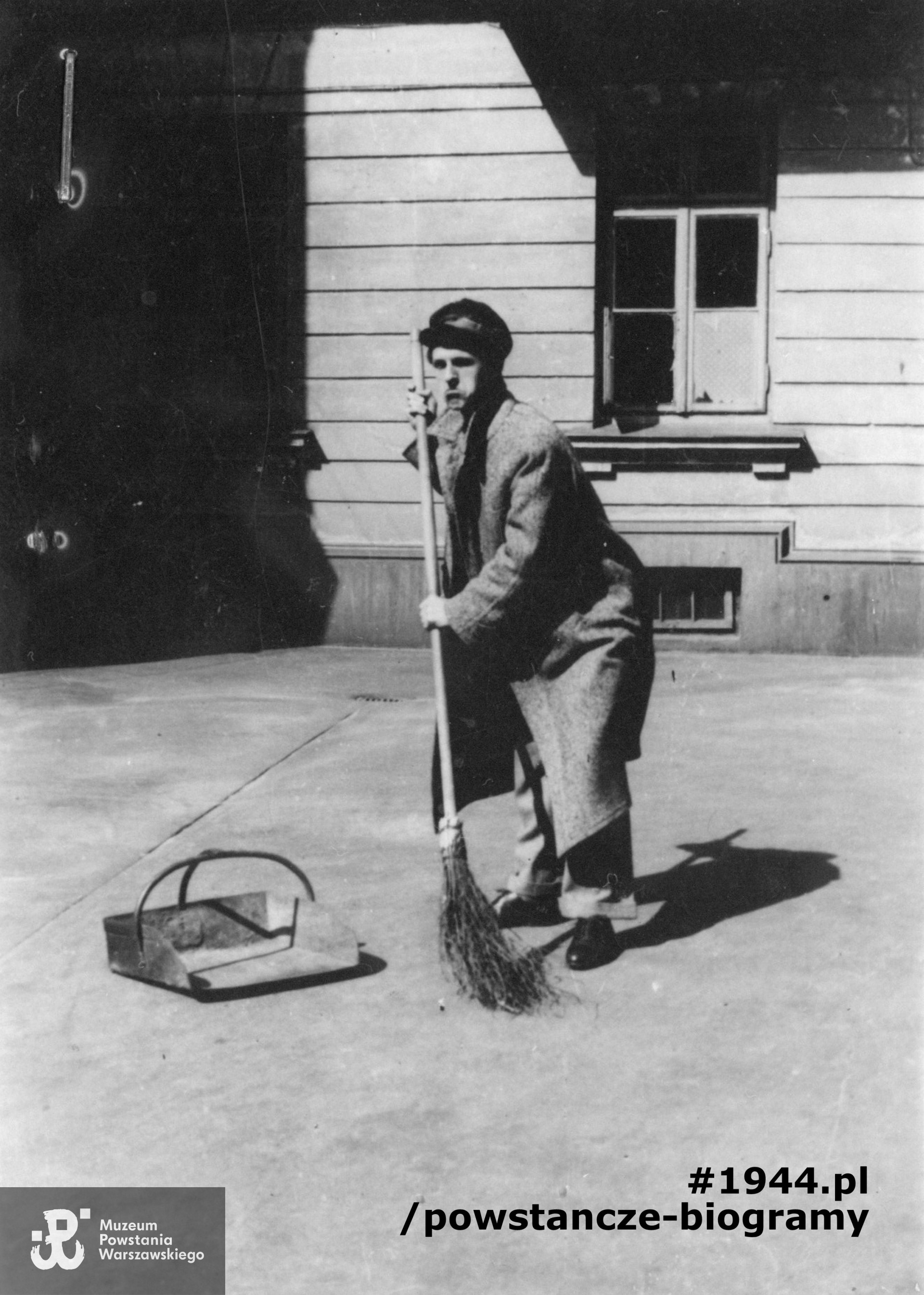 Kolega szkolny Tadeusza, poeta Wacław Bojarski w przebraniu stróża. Fot. z archiwum rodzinnego