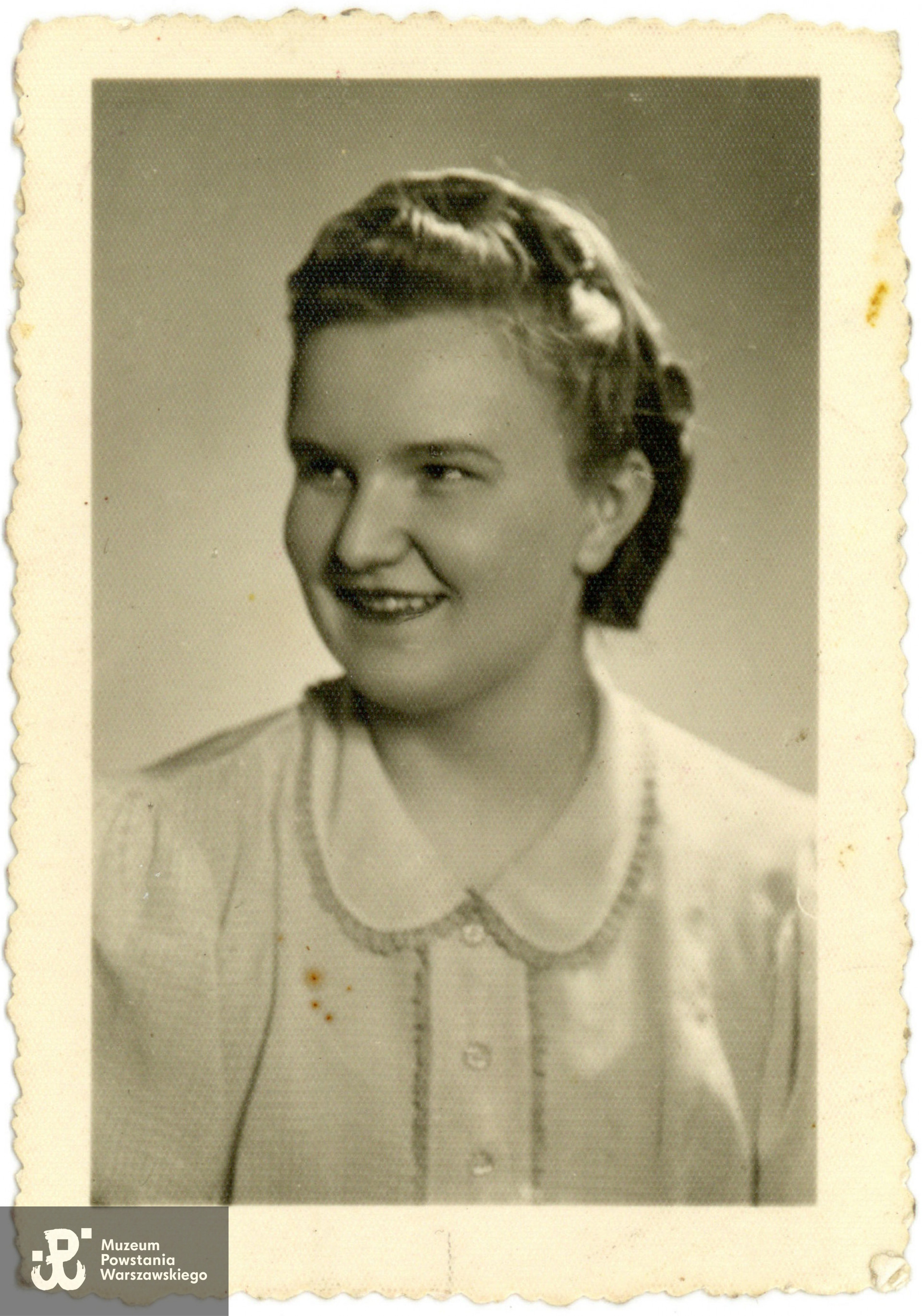 Fotografia portretowa - Halina Perzyńska, od 1943 roku Kirkor. Na rewersie dedykacja z datą 27 X 1940.  Fot. ze zbiorów rodzinnych, w imieniu Mamy, p. Joanny Wymann, udostępniła p. Helena Schaer, wnuczka Haliny Kirkor