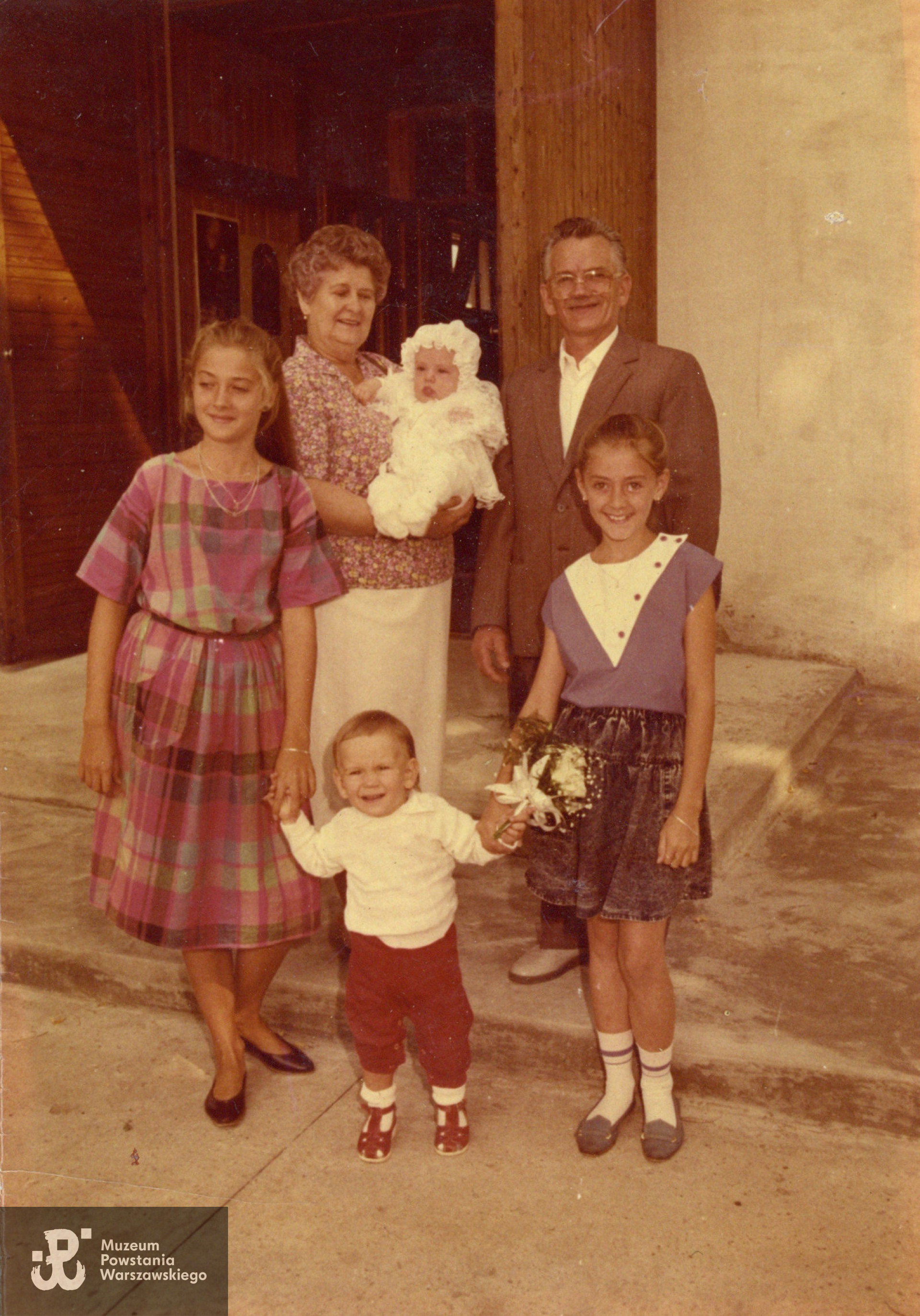 Sylwester Gwiazda z żoną Kazimierą i wnuczkami, lata 90-te. Fot. ze zbiorów  rodzinnych, udostępnił  syn, p. Andrzej Gwiazda za pośrednictwem p. Daniela Wolborskiego (PTTK 'Varsovia").