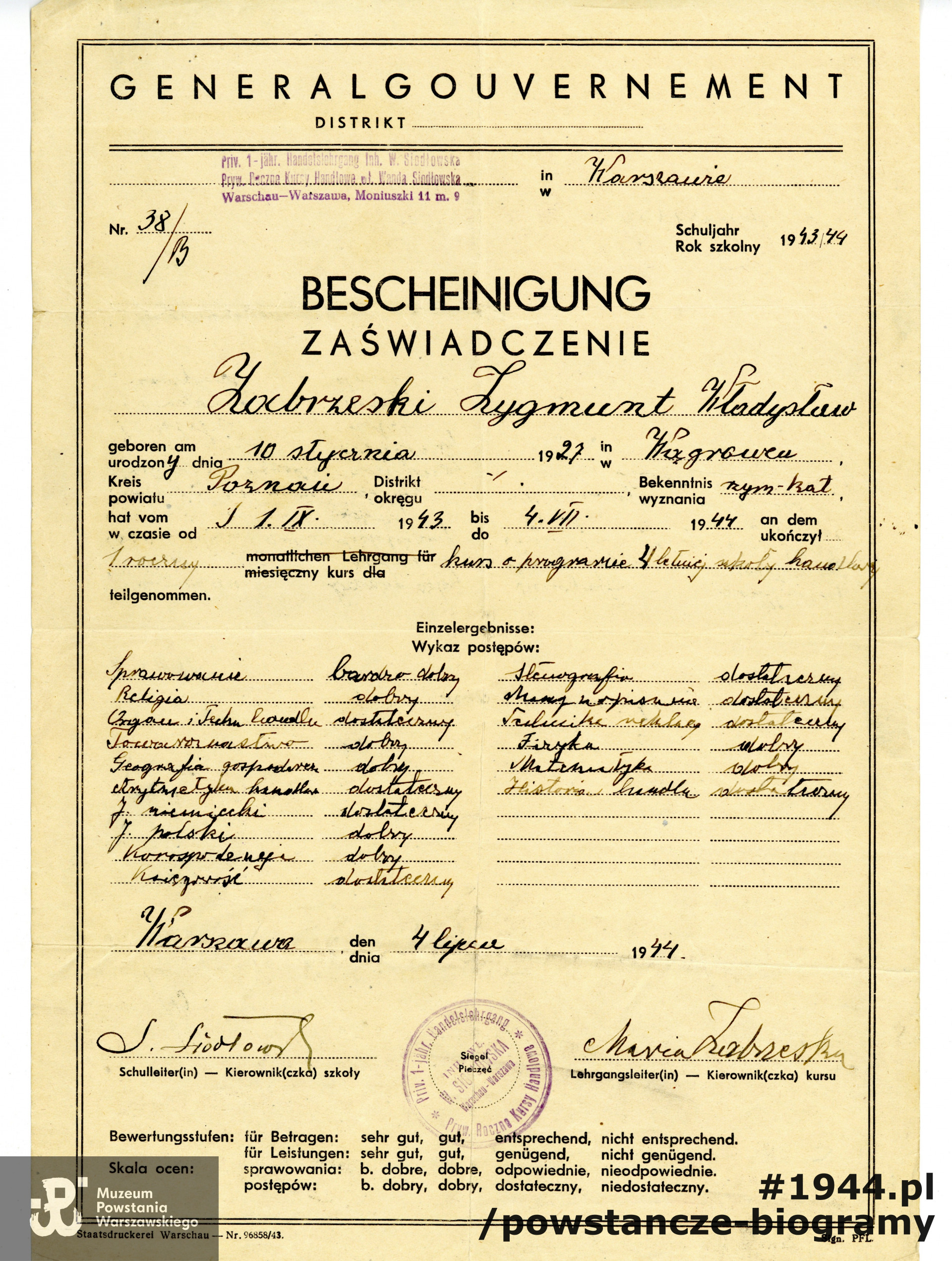 Zaświadczenie (niem. Bescheinigung) o ukończeniu w czasie wojny 4-letniej szkoły handlowej. Ze zbiorów Muzeum Powstania Warszawskiego, sygn.  P/4534