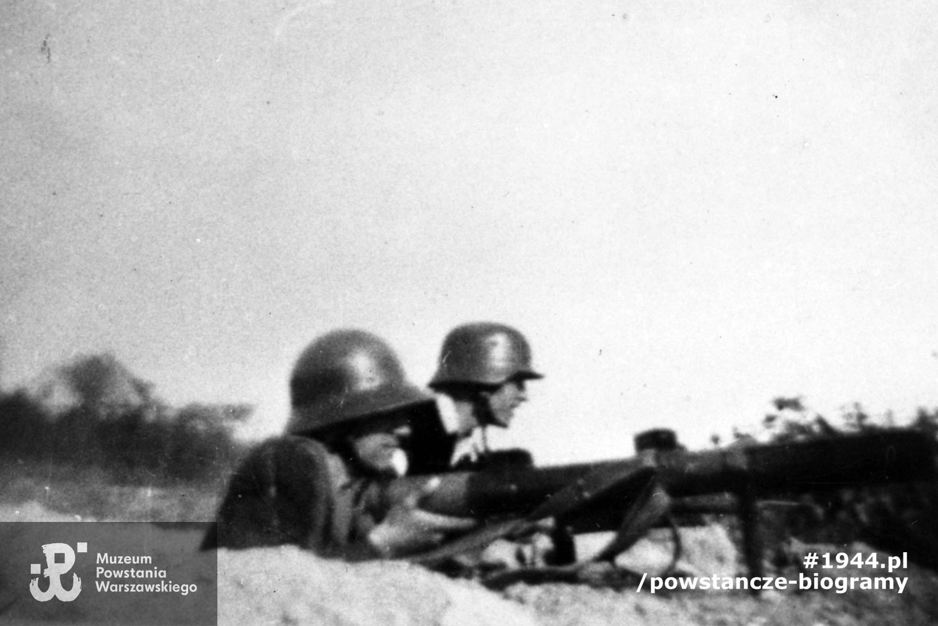 Fotografia z Powstania Warszawskiego. Żoliborz, żołnierze Zgrupowania „Żaglowiec”. Od lewej: st. strz. Zbigniew Bukowski ps. „Edward", ”Rubuz" (1926-2011) na stanowisku ogniowym z widocznym granatnikiem PIAT. Fot. ze zbiorów Muzeum Powstania Warszawskiego, sygn. MPW-IH/590