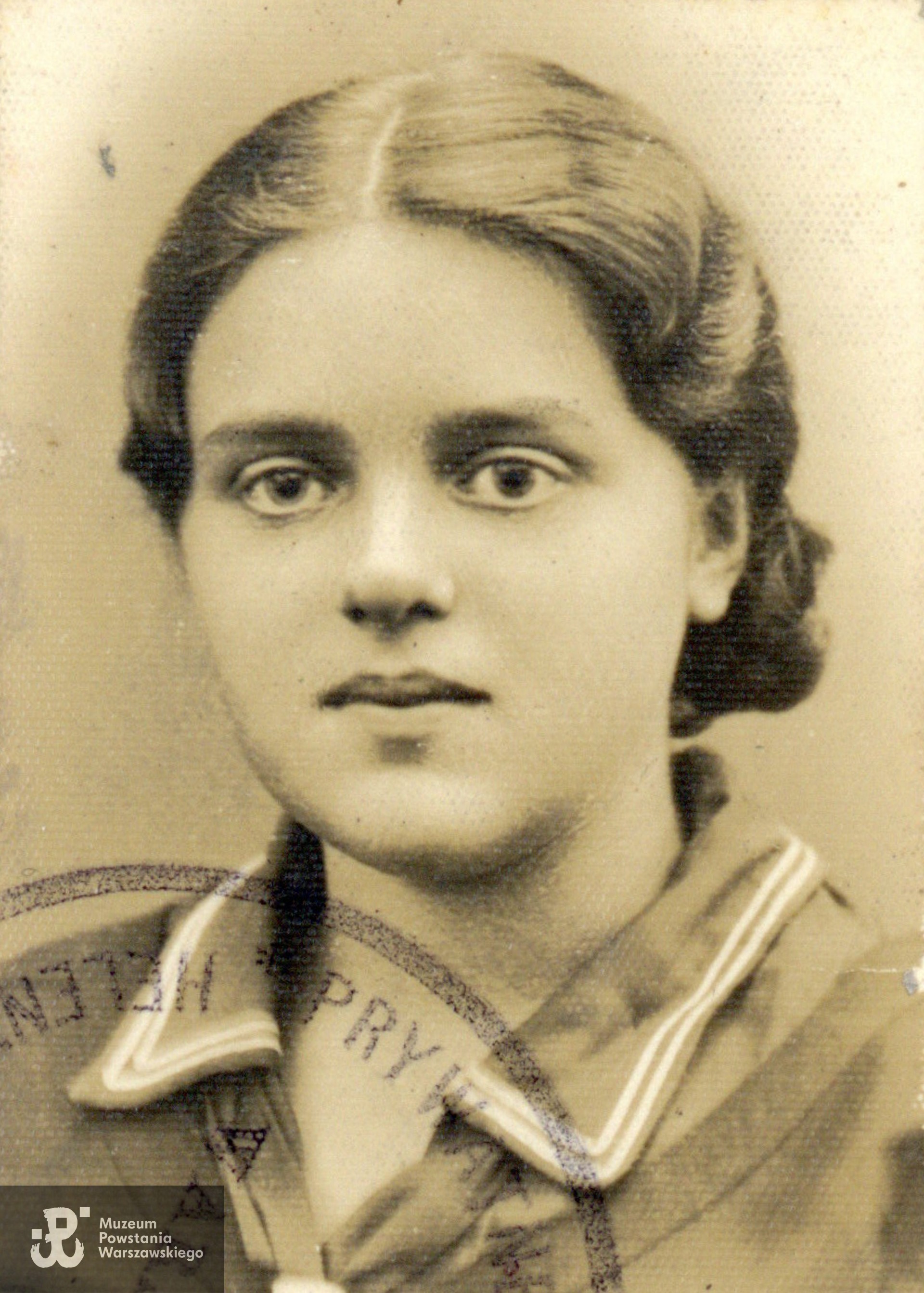 Helena Jeżewska - fotografia portretowa, 1935 r.   Ze zbiorów prywatnych p. Krystiana Manukyana, skan wykonano w Muzeum Powstania Warszawskiego, 10/2025