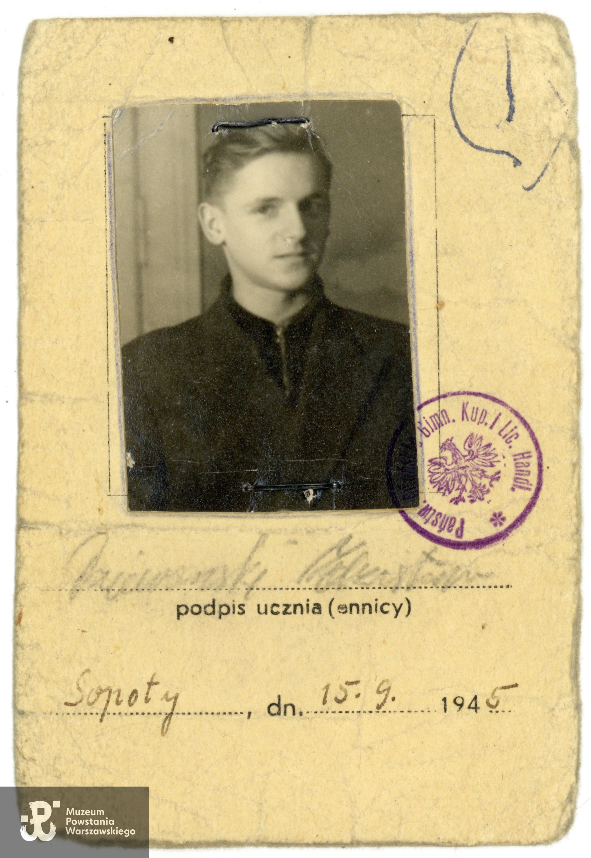 Fragment legitymacji szkolnej wystawionej we wrześniu 1945 roku przez Państwowe Gdańskie Gimnazjum Kupieckie i Liceum Handlowe.  Dokument ze zbiorów rodzinnych, do wykonania skanów udostępnili p. Katarzyna i p. Adam Dziewońscy, skan wykonano w Muzeum Powstania Warszawskiego, 04/2025