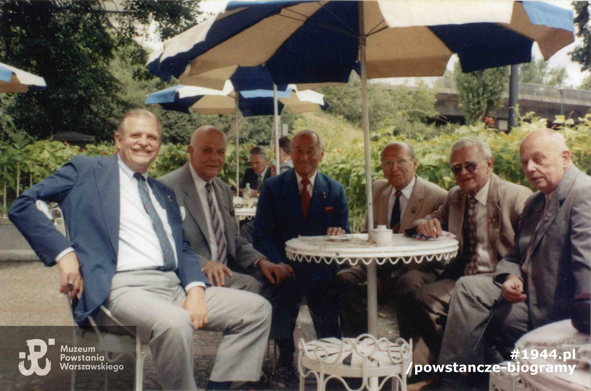 Spotkanie w 50. rocznicę wybuchu Powstania Warszawskiego. Przy kawiarnianym stoliku siedzą byli żołnierze Kompanii Szturmowej "Stefan". Od lewej: strz. Jacek Henneberg "Górzan", kpr. pchor. Andrzej Piekarski "Rola I", NN, kpr. Jan Zawadzki "Happy", kpr. Andrzej Niernssee "Rola II", kpr. pchor. Krystyn Plewko "Krystyn". Fot. ze zbiorów Muzeum Powstania Warszawskiego, sygn. MPW-IP/6363/11 (P/7326/11)
