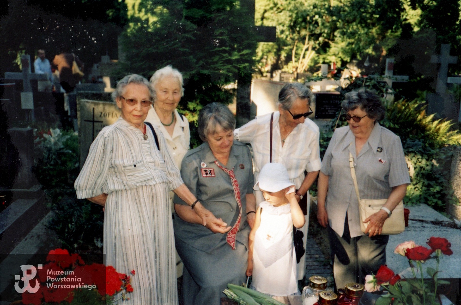 Cmentarz Powązki Wojskowe - 1 sierpnia 2001, rocznica wybuchy Powstania Warszawskiego. Józefa Felińska-Marciniak widoczna druga z prawej strony (nieco z tyłu, w jasnej sukience). Fot. ze zbiorów prywatnych p. Józefy Marciniak ps. Kropka. Skany wykonano w Muzeum Powstania Warszawskiego, 04/2024.