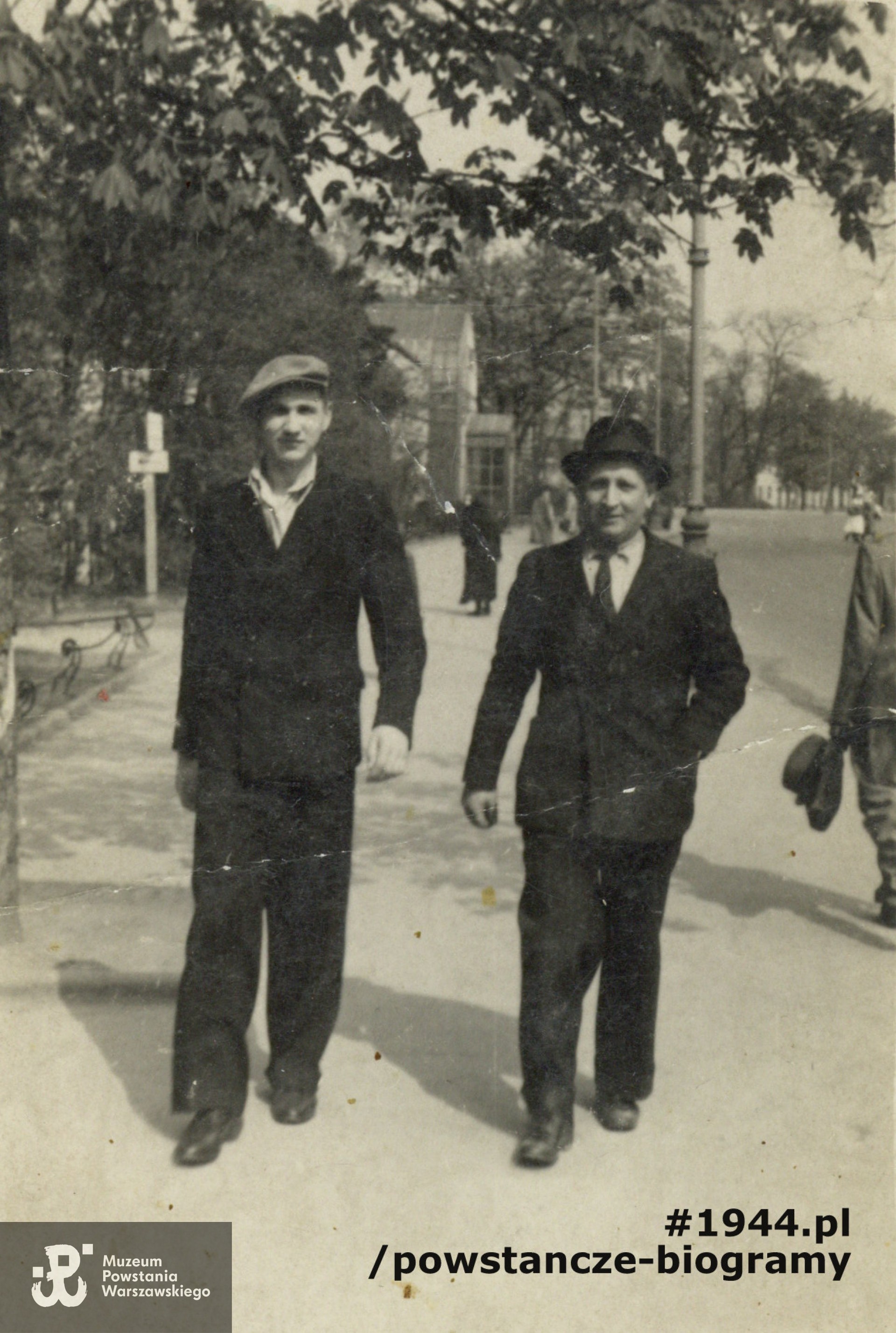 Fotografia wykonana przed 1939 rokiem. Kazimierz Magnuszewski (na zdjęciu z lewej, w czapce) na ul. Marszałkowskiej, w tle widoczna Palmiarnia Ogrodu  Saskiego. Fot. ze zbiorów rodzinnych p. Jolanty Magnuszewskiej