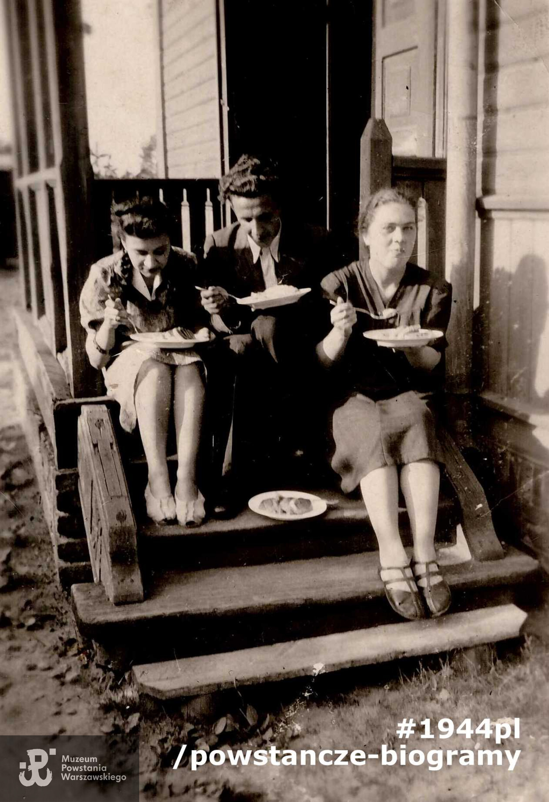 Zofia Słowikowska pierwsza z lewej, dalej Marian Skarżewski (przyszły lekarz, wówczas jeszcze student, w powstaniu raczej udziału nie brał) i dalej Lidia Łozińska (w Powstaniu też nie brała udziału). Zdjęcie robione w Legionowie. Ze zbiorów rodzinnych