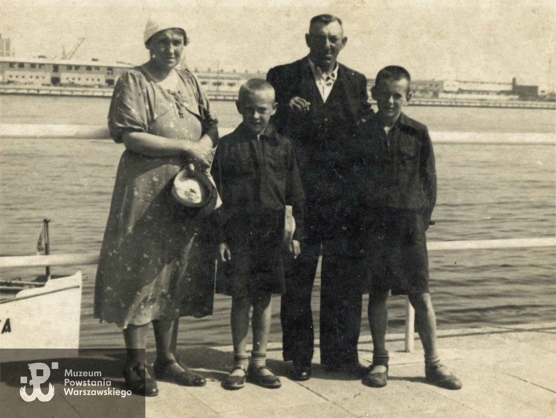 Fotografia przedwojenna wykonana około 19398 roku - Maria i Władysław Pursowie z synami, Janem (z lewej) i Adolkiem (z prawej). Fot. ze zbiorów rodzinnych, do wykonania kopii udostępniła p. Elżbieta Wysocka, córka Powstańca. Skany wykonano w Muzeum Powstania Warszawskiego w grudniu 2023 r. 
