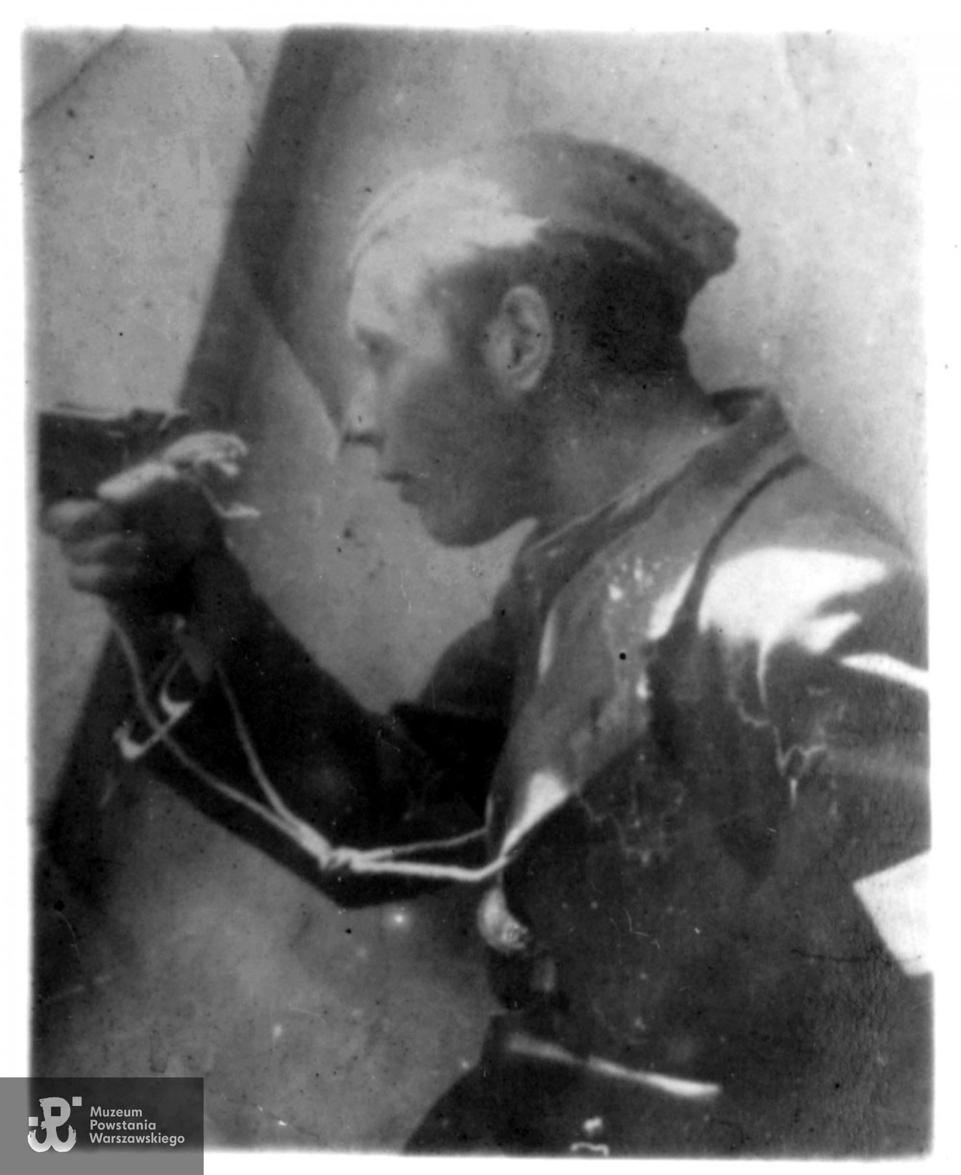  plut. pchor. Bolesław Koucki "Kocio" (1922-1944). Fotografia z okresu Powstania Warszawskiego. Autorem zdjęcia jest  Jerzy Julian Butwiłło ps. julek (1924-2009). Fot. materiały do Słownika Uczestników Powstania Warszawskiego - zasób Pokoju Kombatanta MPW, kwerenda BUW