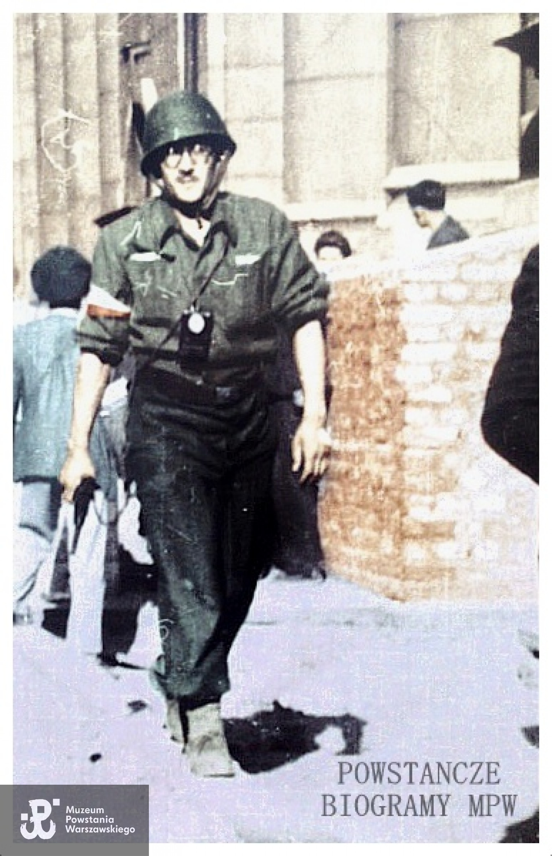 Powiększony fragment zdjęcia Eugeniusza Lokajskiego, na którym rodzina rozpoznała poległego Witolda Stanisławskiego "Rolę". Z racji  wyglądu, wyposażenia i umundurowania  osoby na zdjęciu, a także  zbieżnego szlaku bojowego "Roli" z miejscem wykonania fotografii (Śródmieście, pierwsze dni sierpnia 1944 r.) można z dużym prawdopodobieństwem przyjąć, że  na zdjęciu znajduje się właśnie Witold Stanisławski.