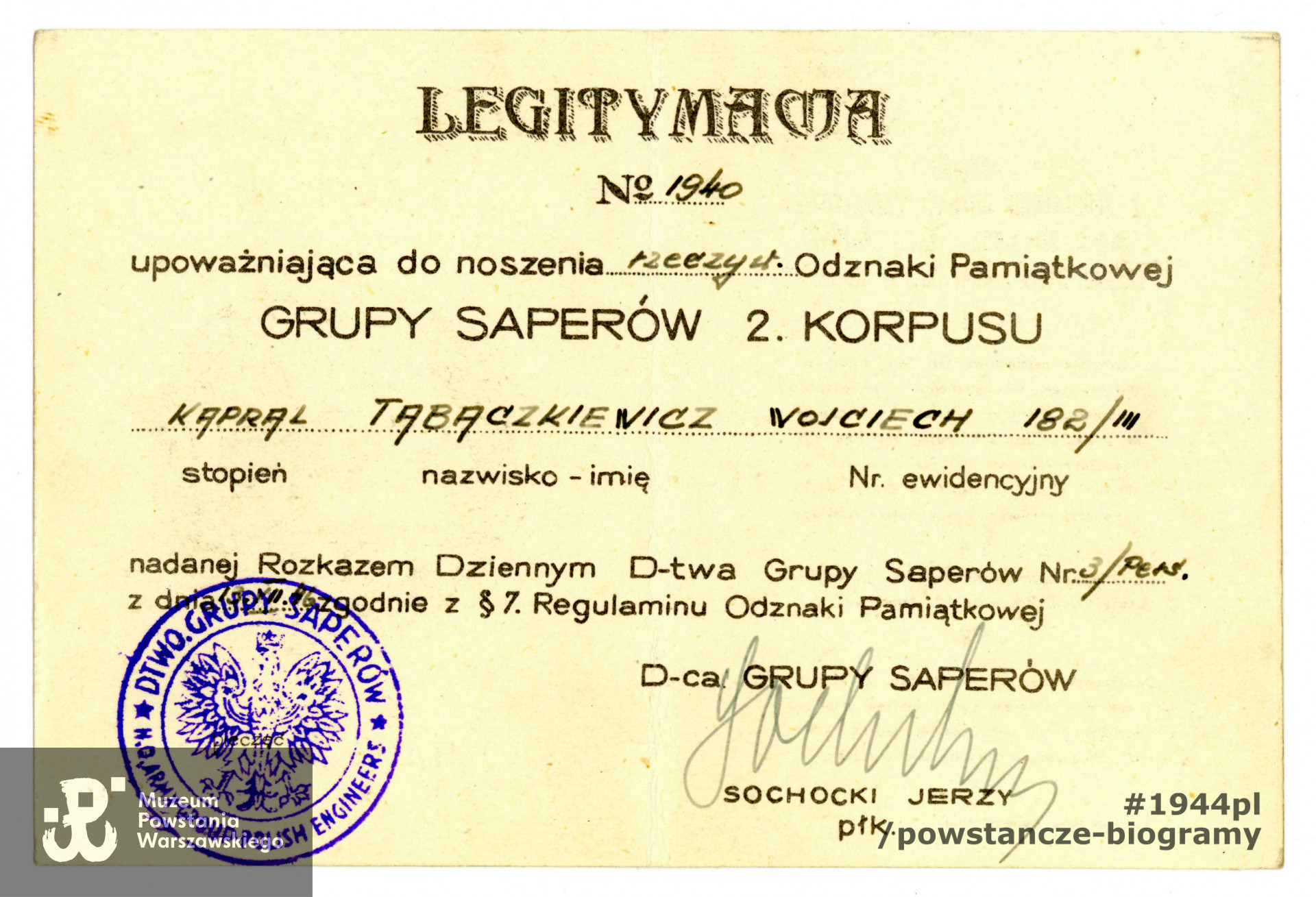 Legitymacja  upoważniająca do noszenia rzeczywistej Odznaki Pamiątkowej Grupy Saperów 2 Korpusu.   Ze zbiorów Muzeum Powstania Warszawskiego, sygn. P/9080/18