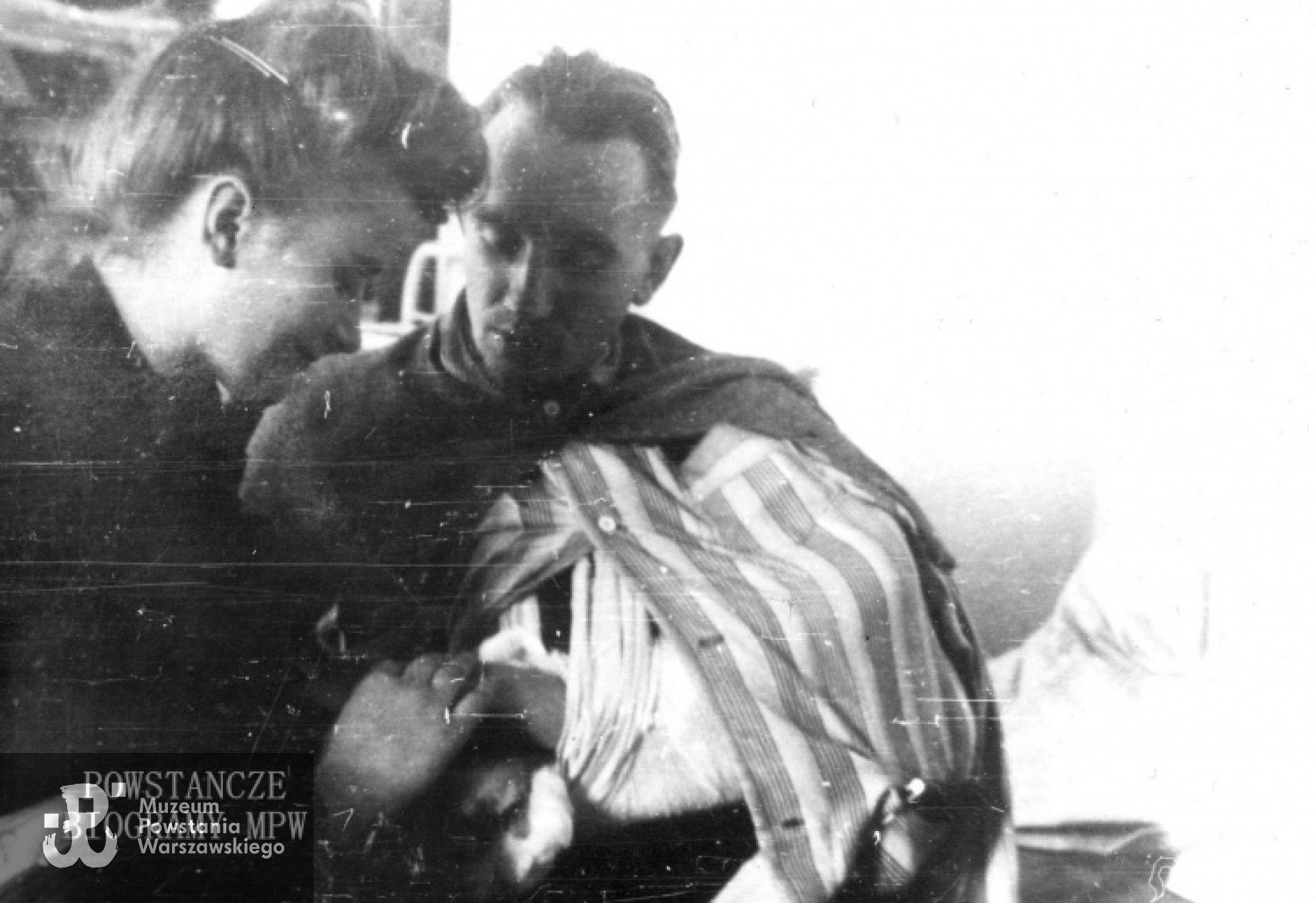 Ranni żołnierze batalionu "Chrobry I" w szpitalu na ul. Śniadeckich 17 (ewakuowany z ul. Senatorskiej Szpital Maltański). Łączniczka Krystyna Zapaśnik "Krystyna" i ppor.  "Marek" - Eugeniusz
Glass-Brudziński, zastępca dowódcy I Kompanii Szturmowej. Autor fot. Zygmunt Sowiński "Ostoja". Ze zbiorów Muzeum Powstania warszawskiego, sygn. MPW-IP/7368