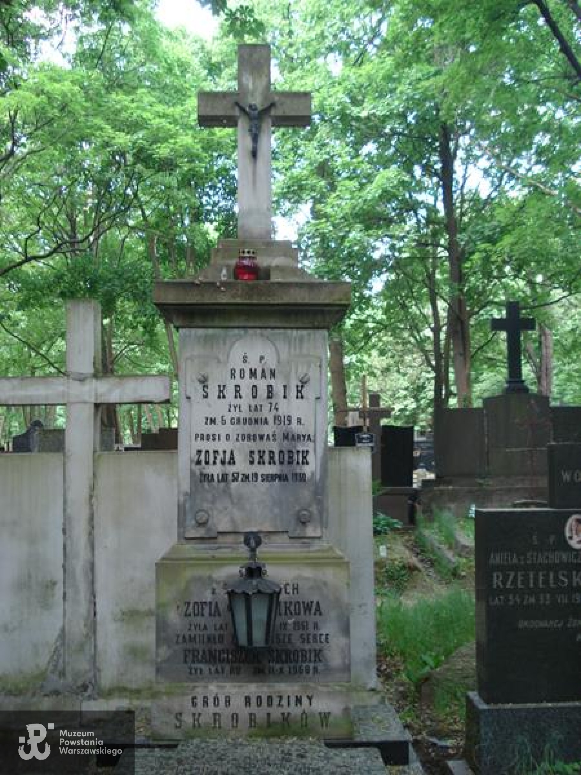 Cmentarz Powązkowski w Warszawie (Stare Powązki), kwatera 304, rząd  3, grób 26. Fot. Warszawskie Zabytkowe Pomniki Nagrobne:  serwis mapowy m. st. Warszawy: <i>cmentarze.um.warszawa.pl</i>