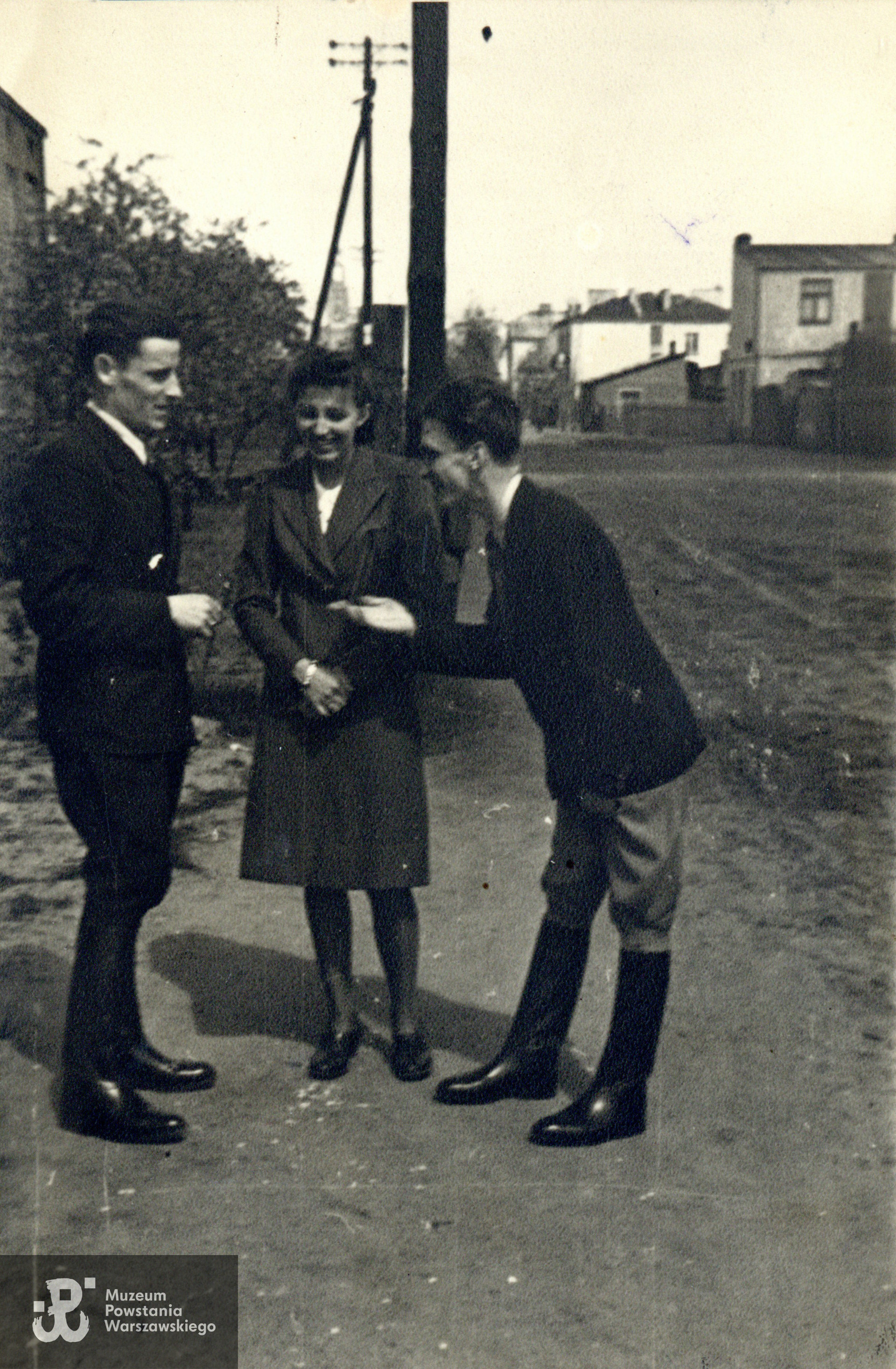 Fotografia wykonana w 1943 roku na Grochowie na skrzyżowaniu ul. Zamienieckiej z ul. Łukowską. Widoczni od lewej: Zbigniew Michał Jelonek "Ketling" (1919-1990),  Anna Traczówna ( I-voto Graczyk, II-voto Jelonek,  wówczas narzeczona Zdzisława Graczyka, a po wojnie żona Zbigniewa Jelonka)  i  Zdzisław Graczyk "Kala" (1918-1944). Fot. ze zbiorów rodzinnych p. Romana Jelonka - spuścizna po Annie Jelonek z domu Tracz