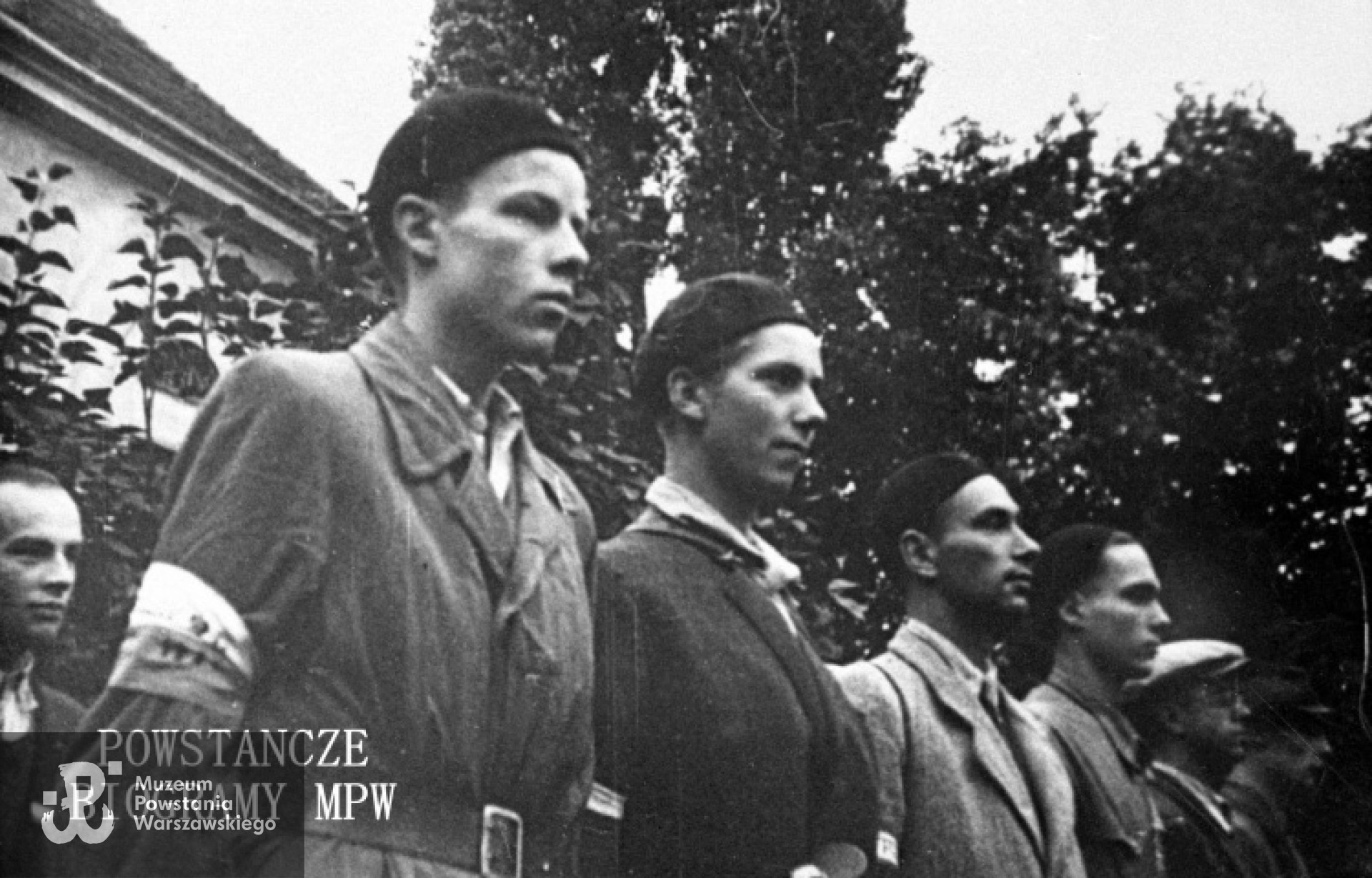 Zdjęcie filmowe z Powstania Warszawskiego autorstwa Romana Banacha. Mokotów. Grupa powstańców z plutonu 1110 dywizjonu "Jeleń". Stoją w pierwszym szeregu od lewej: kpr. pchor. Wojciech Kostanecki "Wierusz", st. ułan pchor. Ludwik Dunin "Włast", st. ułan pchor. Józef Ruszczyński "Lis", st. ułan pchor. Włodzimierz Drecki "Kawka", st. ułan Tadeusz Doberski "Drobina". W głębi z lewej st. ułan pchor. Konrad Pawłowski "Żegota". Ze zbiorów Muzeum Powstania Warszawskiego, sygn. MPW-IH/1077