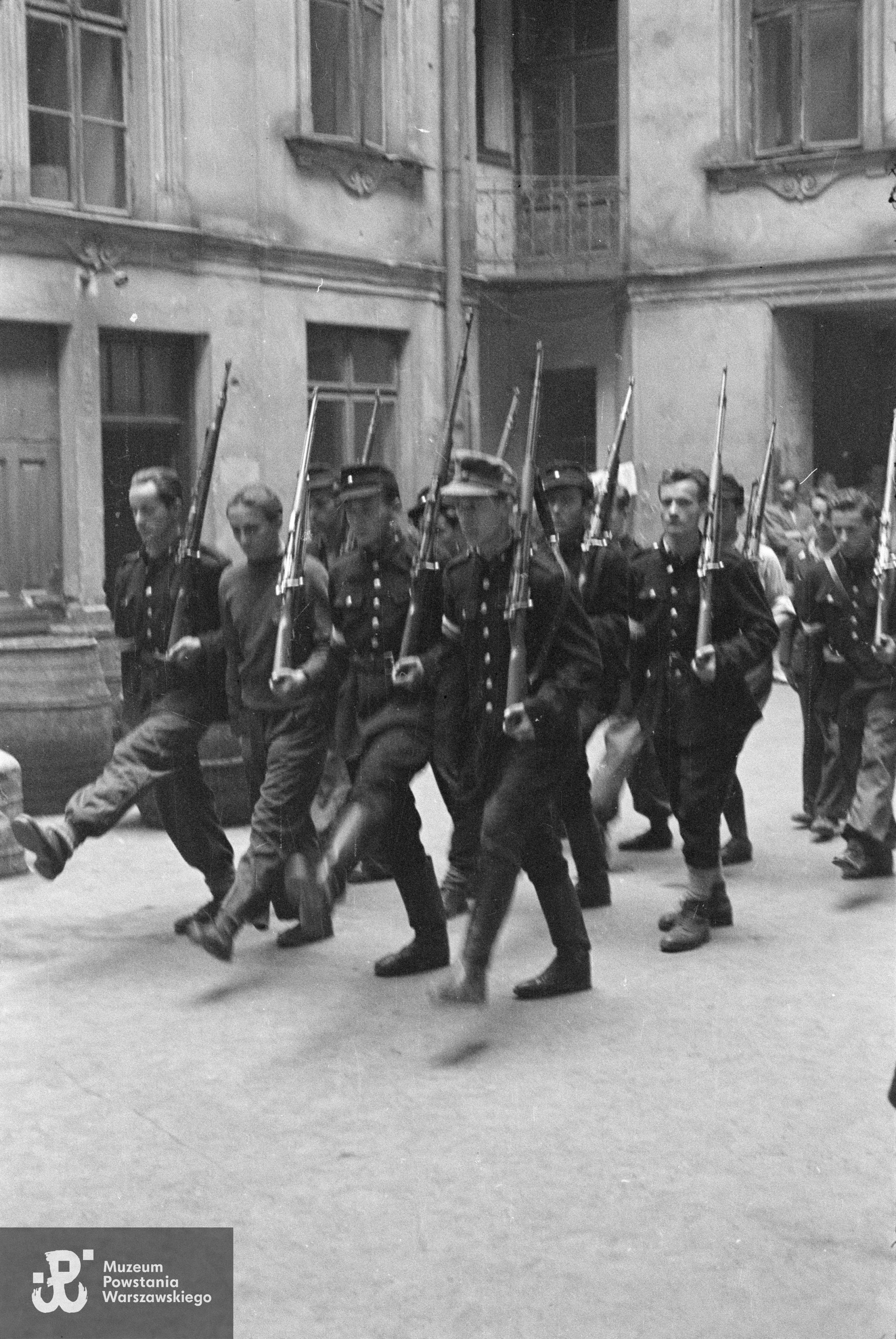 Żołnierze 2. plutonu kompanii "Koszta" na podwórzu kamienicy Jankowskiego przy ul. Moniuszki 12. W pierwszej czwórce od prawej: strz. Paweł Kowalczyk "Andrzej", st. strz. Tadeusz Jankowski "Owa", st. strz. Zdzisław Kamiński "Czarny", strz. Stanisław Zieliński "Zielony"; w drugiej czwórce: pierwszy od prawej st. strz. Henryk Gędziorowski "Henryk". Fot. ze zbiorów Muzeum Powstania Warszawskiego, sygn. MPW-IN/156