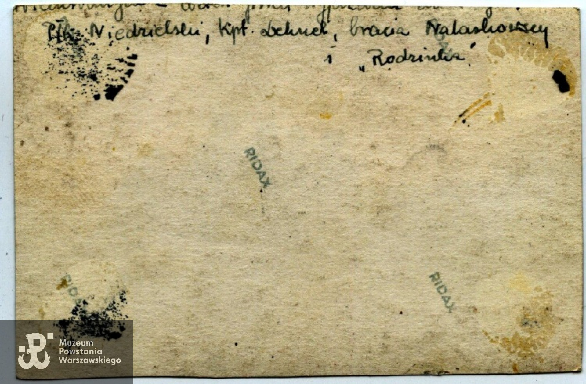 Rewers fot. wraz z częściowym opisem osób na zdjęciu "płk. Niedzielski, kpt Dehnel, bracia Nalaskowscy (?) i "Rodzinka" Fot. Piotr Glegoła - zbiory rodzinne