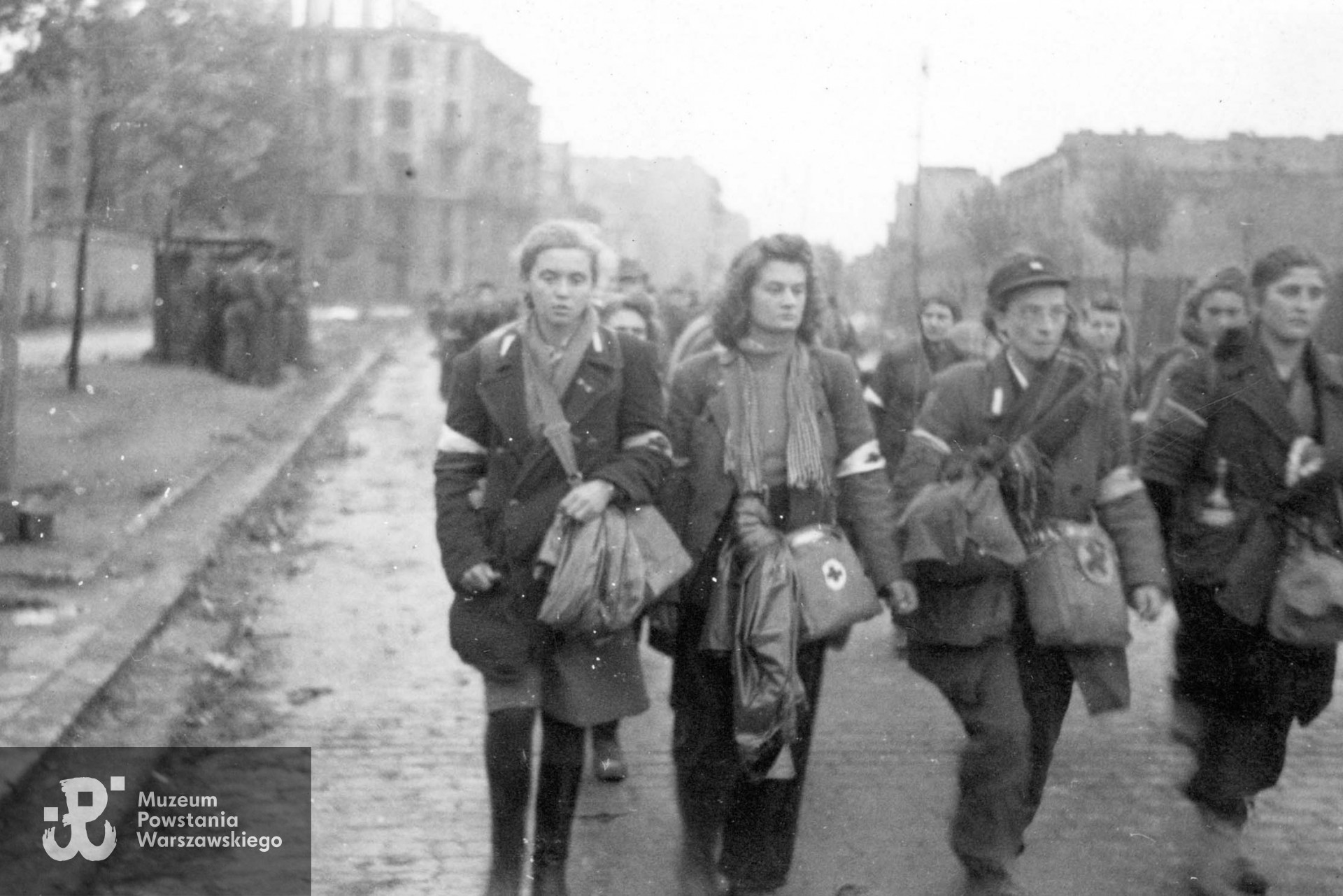  Halina Tarkowska po mężu Sawicka „Ala”  i Maria Krystyna Myszkorowska po mężu Kozicka - wyjście do niewoli ulicą Wolską. Szersze ujęcie. Fot. ze zbiorów Muzeum Powstania Warszawskiego, sygn. MPW-IP/1621 (P/771 - zbiór Antoniego Żabickiego)