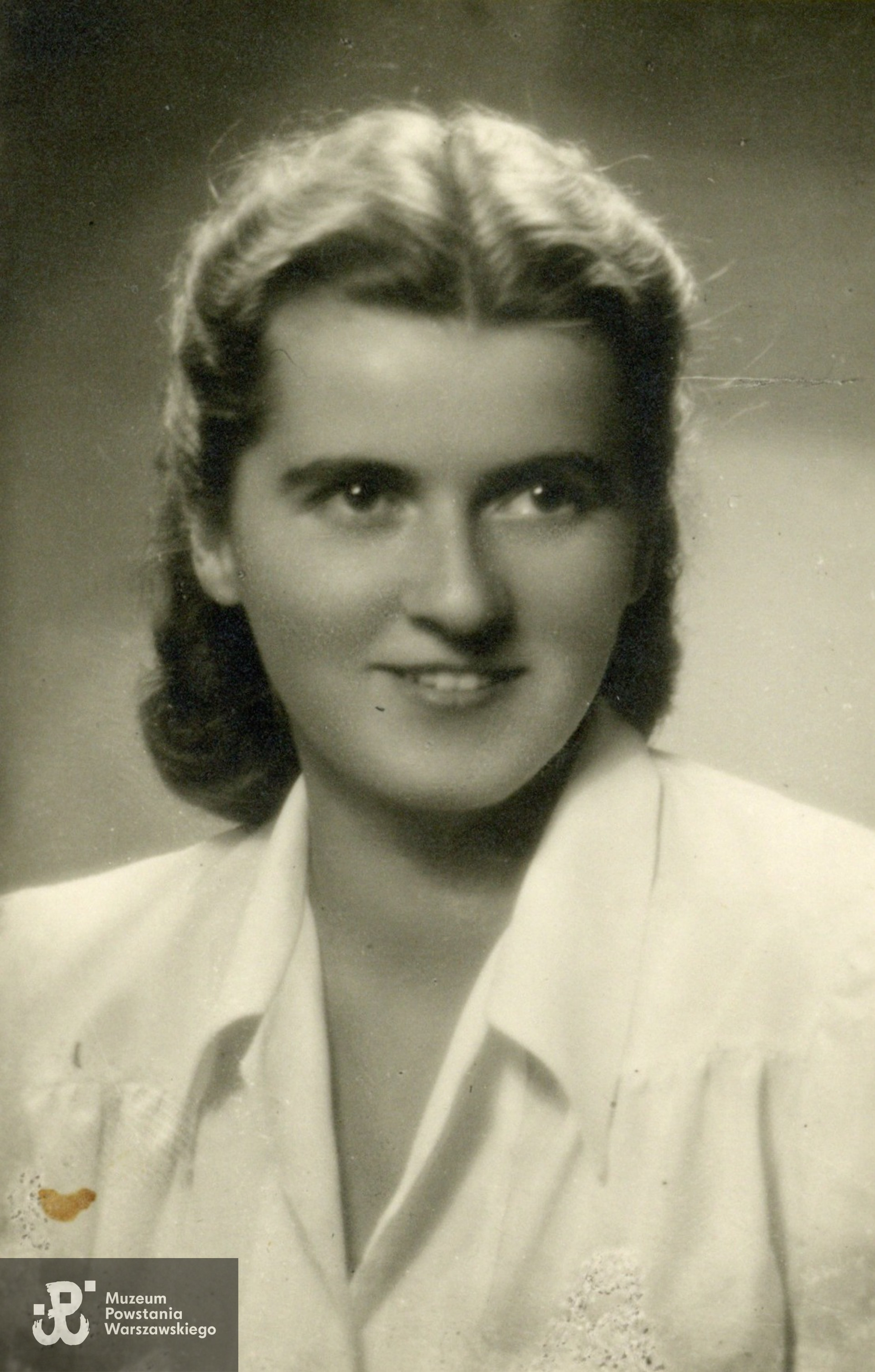 plut. Hanna Jasińska "Mała", "Hanka" (1926-2023). Fot. ze zbiorów rodzinnych Hanny Dobraczyńskiej z Jasińskich, skan wykonano w Muzeum Powstania Warszawskiego, 2022. 