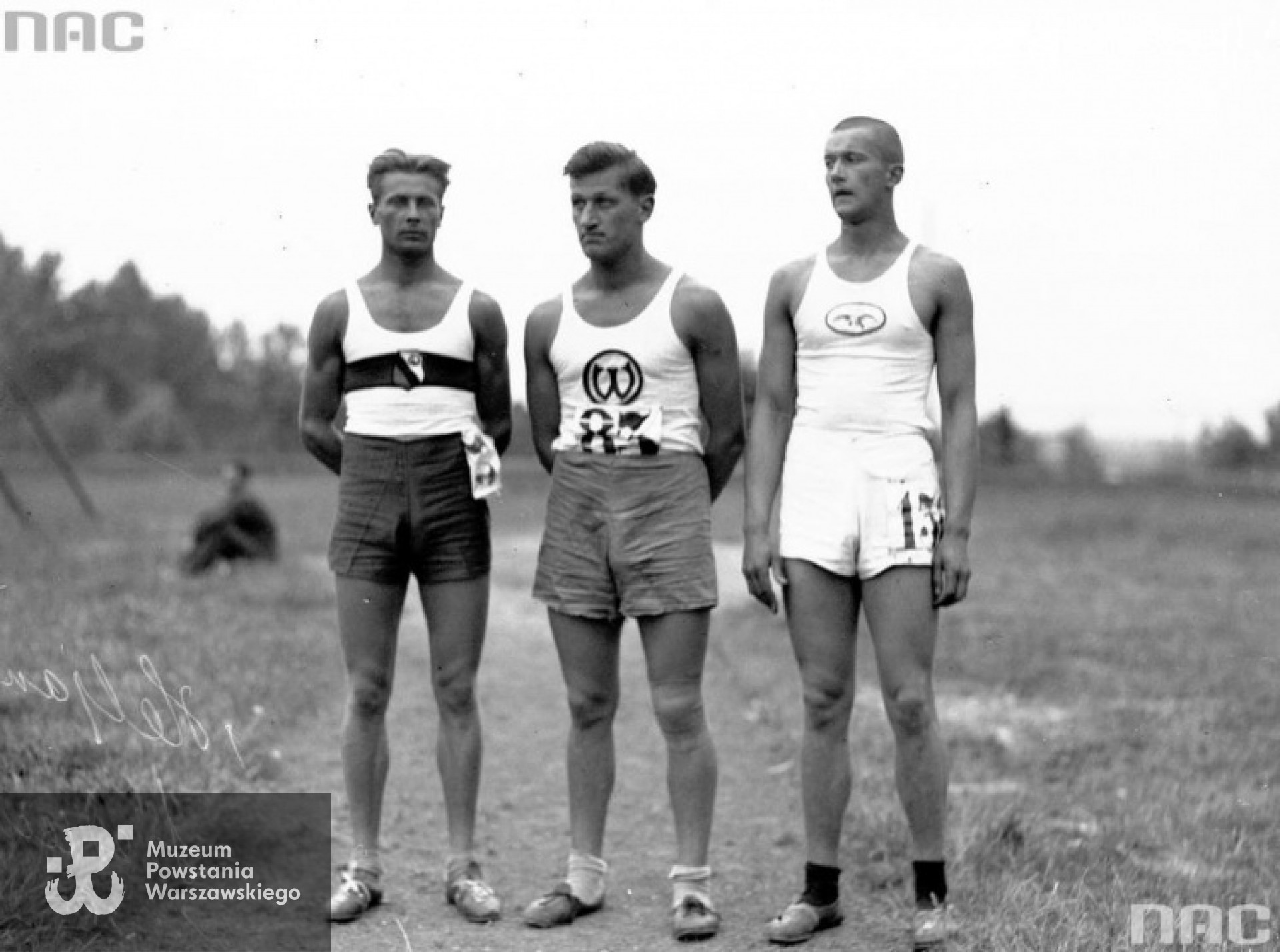 1931 rok: Lekkoatletyczne mistrzostwa Polski w Królewskiej Hucie. Stoją od lewej:  Zygmunt Siedlecki, Zygmunt Heliasz i Zbigniew Tilgner. Fot. ze zbiorów NAC