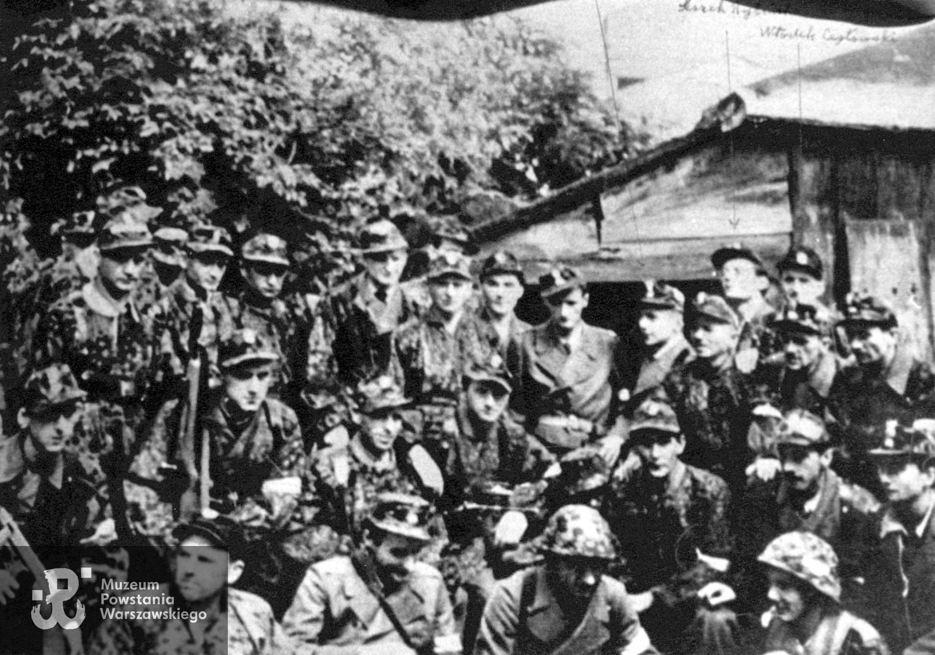 Powstanie Warszawskie. Wola. Stanisław Aronson - drugi od prawej, z kolegami z Batalionu "Zośka" - Kolegium "A". Zdjęcie wykonane w ogrodzie RGO przy  ul. Okopowej 41. Fot. ze zbiorów Muzeum Powstania Warszawskiego, sygn. MPW-IP/1394, dar Stanisława Aronsona