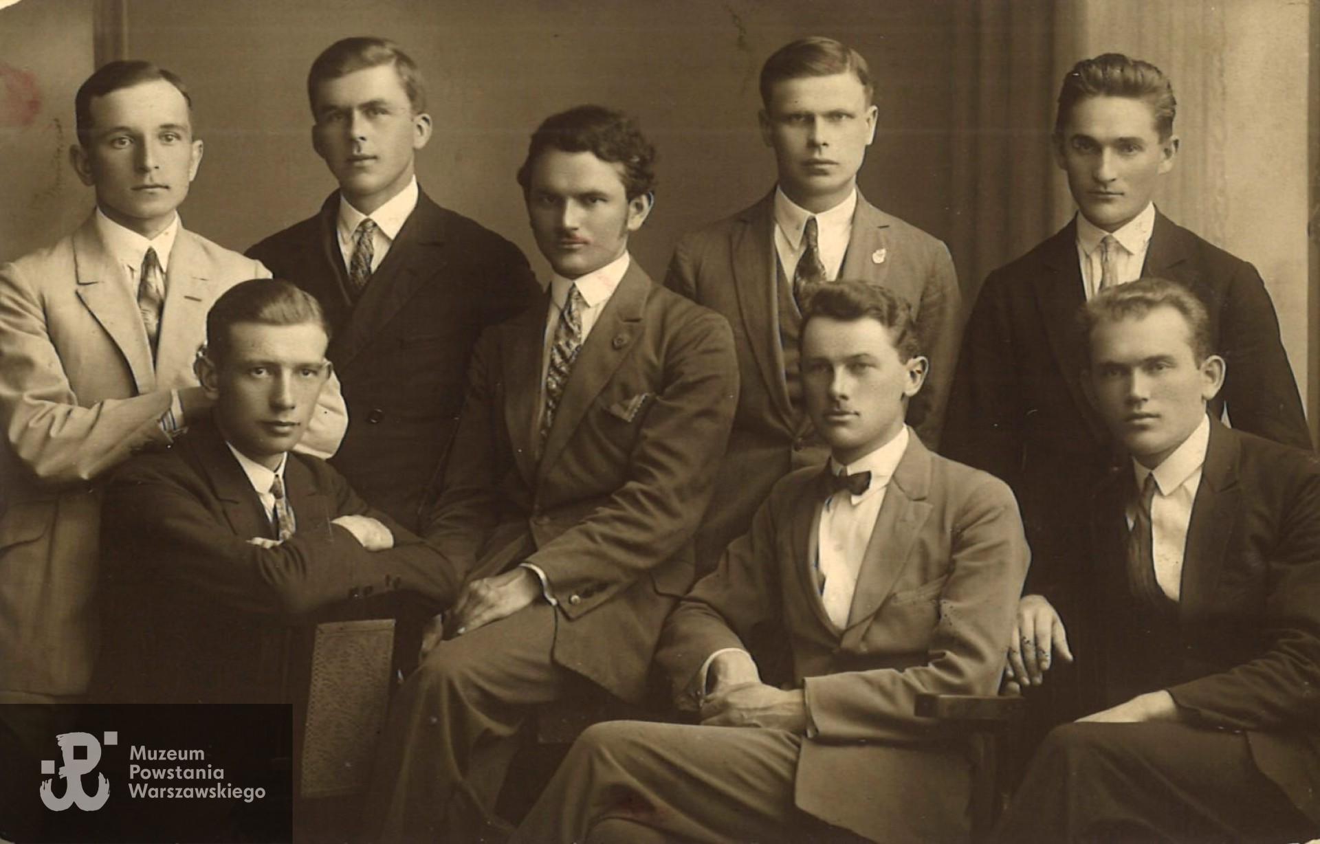 Tadeusz Wolnicki (na zdjęciu widoczny siedzący pierwszy z prawej) z kolegami z gimnazjum im. H. Sienkiewicza w Częstochowie, 1923 r. Fot. ze zbiorów rodzinnych p. Zbigniewa Grzegorza Wolnickiego, syna Powstańca, skan udostępniła dr Katarzyna Wolnicka, wnuczka (2024)