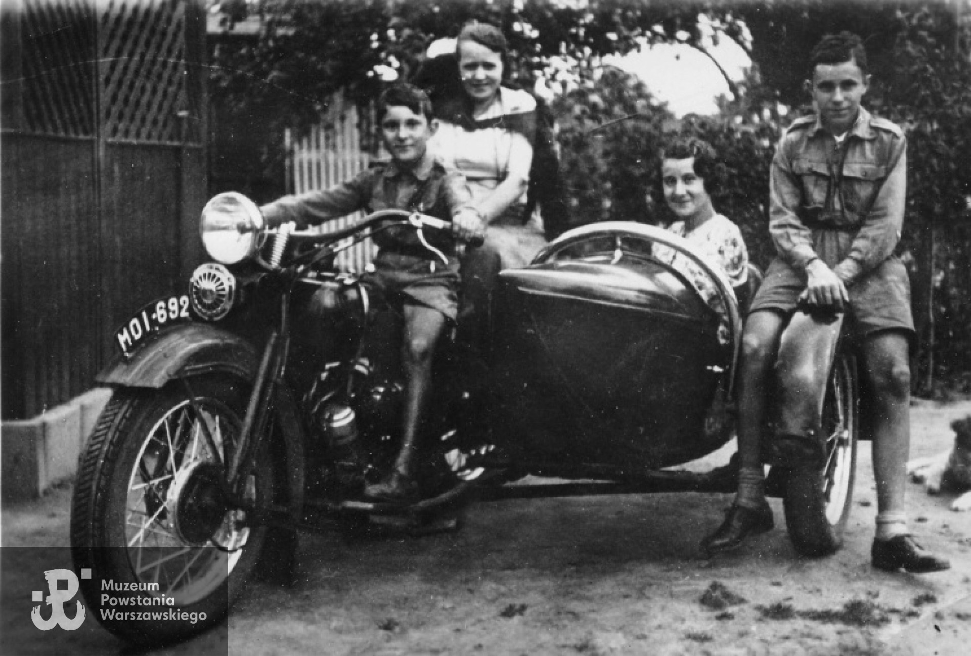 Zdjęcie z 1938 lub 1939 r. Od lewej Frank Gutzman, Lucyna Wodzyńska, Roma Smajda (Wodzyńska), Wiesław Gucman