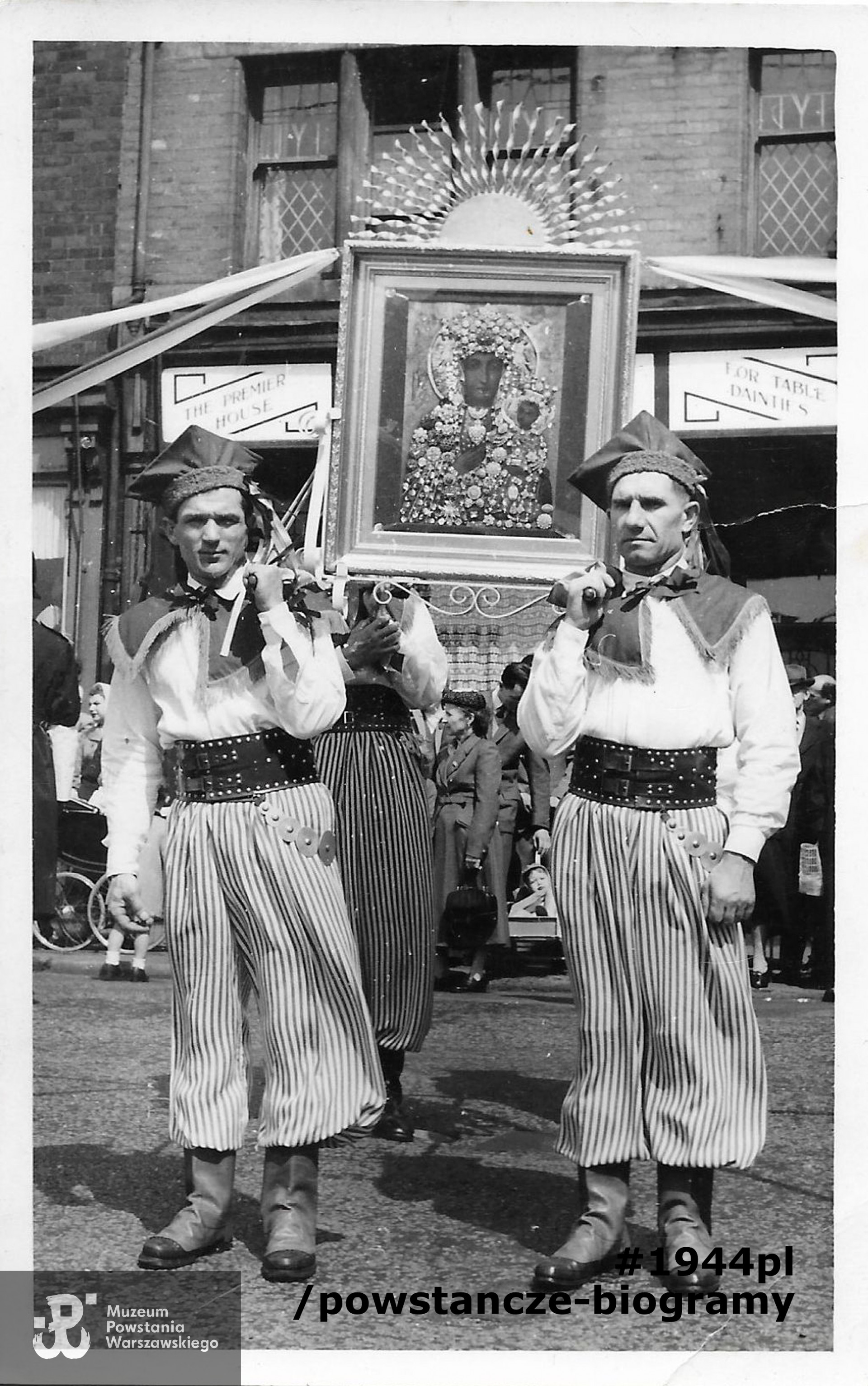 Z  obrazem Matki Boskiej Częstochowskiej, Tadeusz po lewej. Fot. w imieniu rodziny udostępnił p. Dariusz Kopka