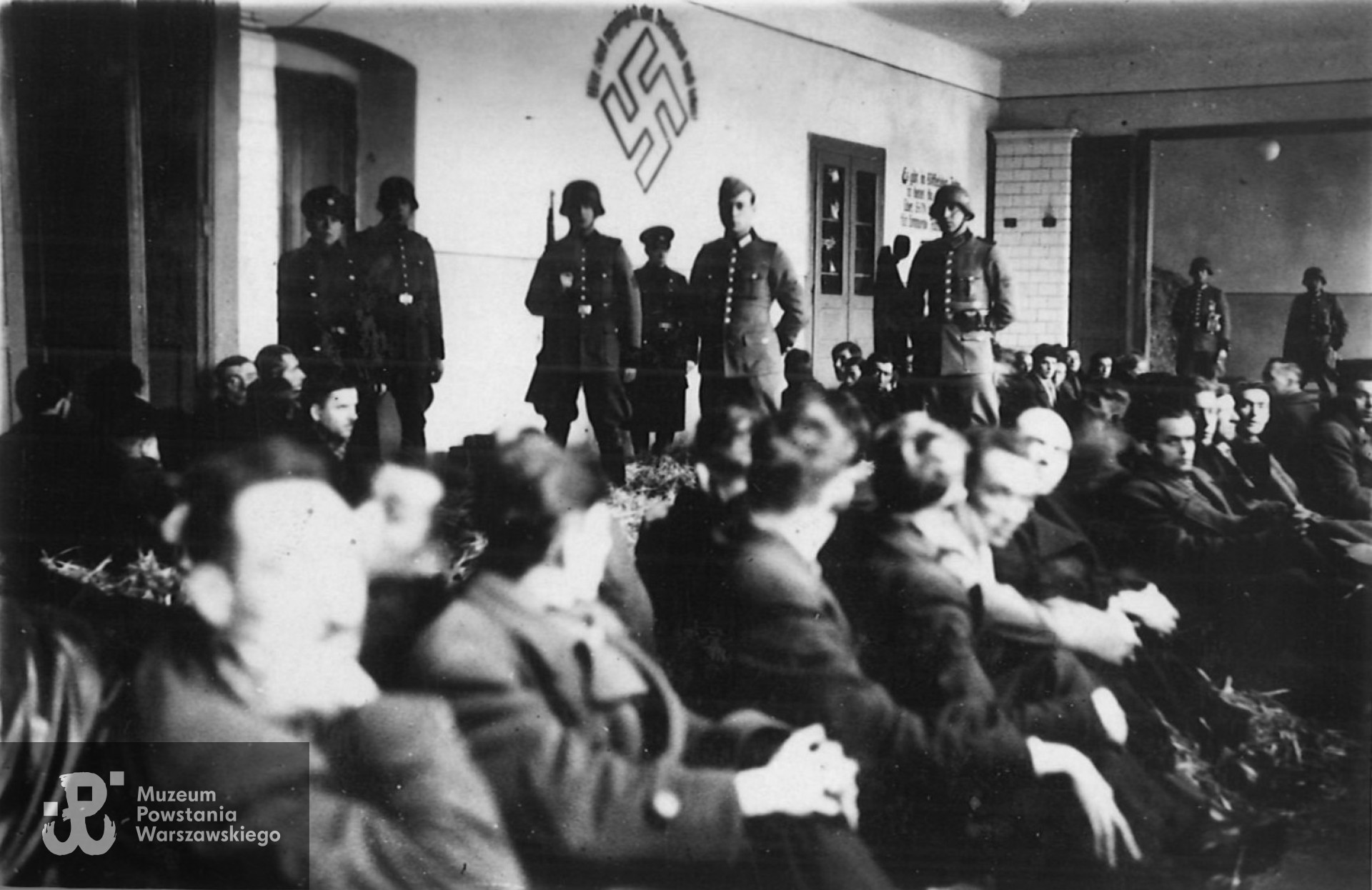Siedziba Gestapo w Częstochowie, Tadeusz Wolnicki siedzi szósty od prawej, luty 1940 r.  Ze zbiorów rodzinnych p. Zbigniewa Grzegorza Wolnickiego, syna Powstańca, skan udostępniła dr Katarzyna Wolnicka, wnuczka (2024)