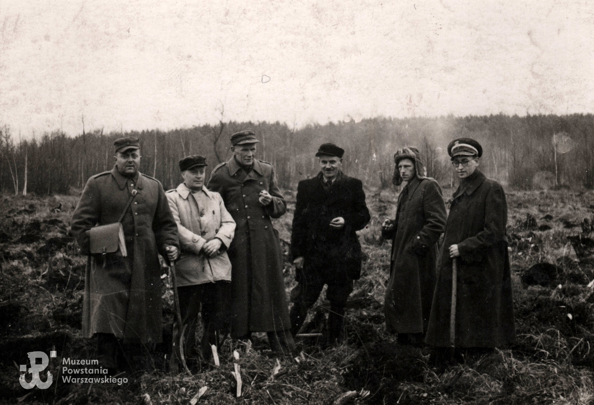 Wiesław Baranowski (drugi z prawej) ze znajomymi, lata 60-te  XX wieku. Fot. ze zbiorów rodzinnych, skan udostępnił p. Sebastian Baranowski, wnuk Powstańca [37]