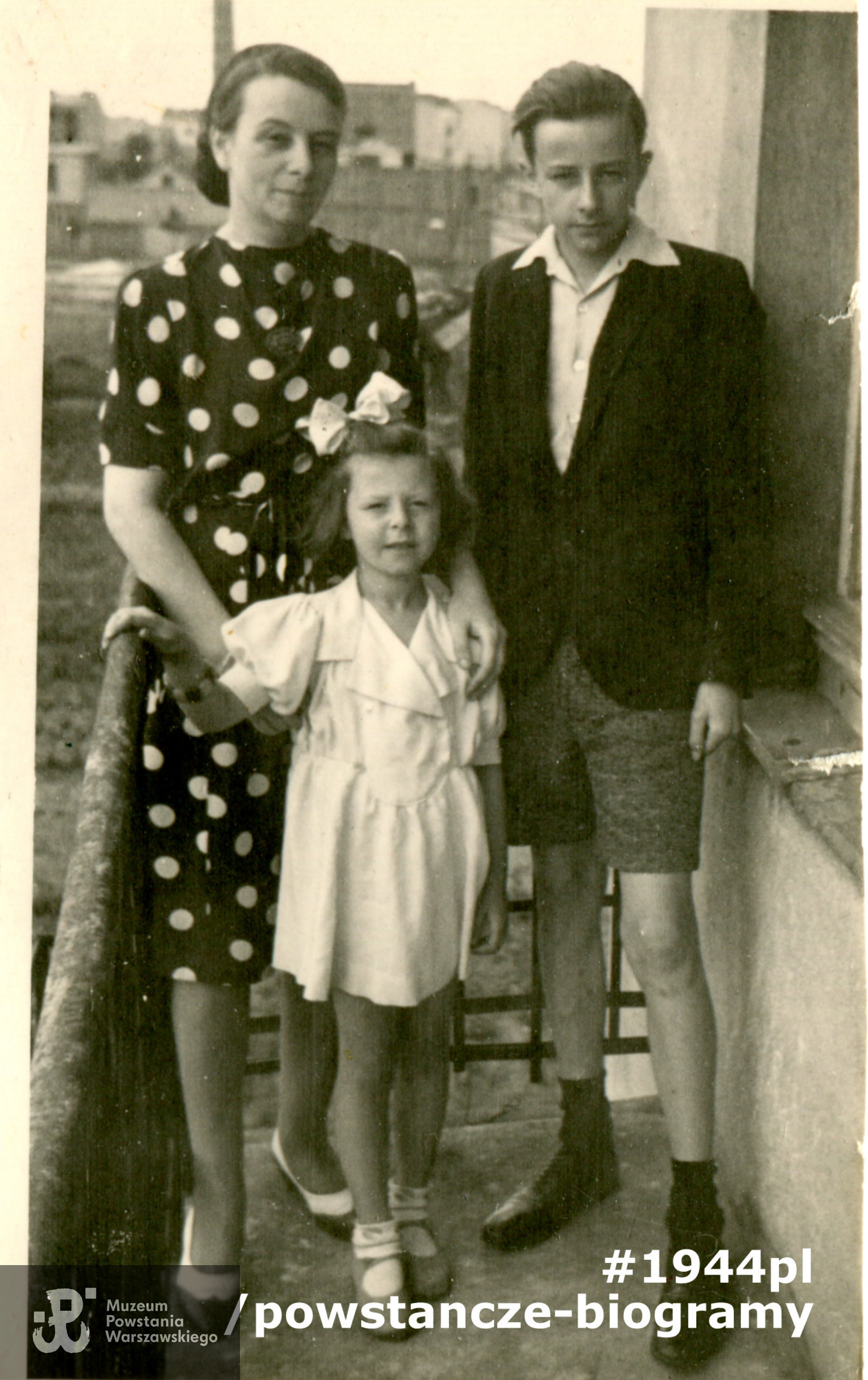 Tadeusz Baliński z matką i siostrą Aliną. Fotografia wykonana tuż przed Powstaniem, 16 czerwca 1944 roku przez Bogdana Bortnowskiego (wuja Tadeusza i Aliny) na balkonie mieszkania przy ul. Dolnej 12. Fot. z archiwum rodzinnego p. Aliny Balińskiej-Bloch. Zdjęcie ukazało się także w   <i> "Życiu Warszawy</i> w 2008 r.