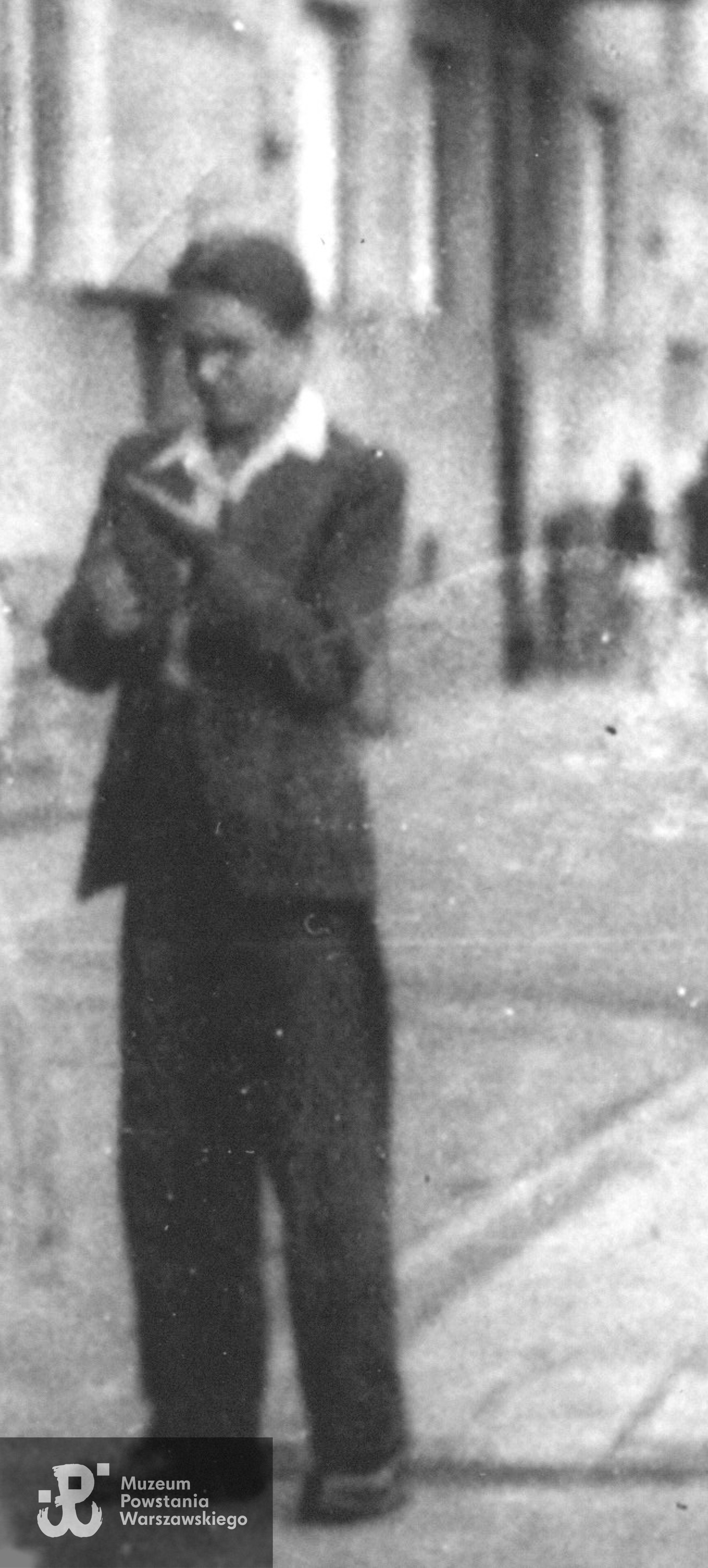 Fotografia  wykonana tuż przed Powstaniem, wiosną lub latem 1944 roku na podwórzu domu przy ul. Mickiewicza 27 (Żoliborz). Powiększony fragment ujęcia. Źródło: Muzeum Powstania Warszawskiego, Teczki personalne uczestników Powstania Warszawskiego: Rozdębska Anna