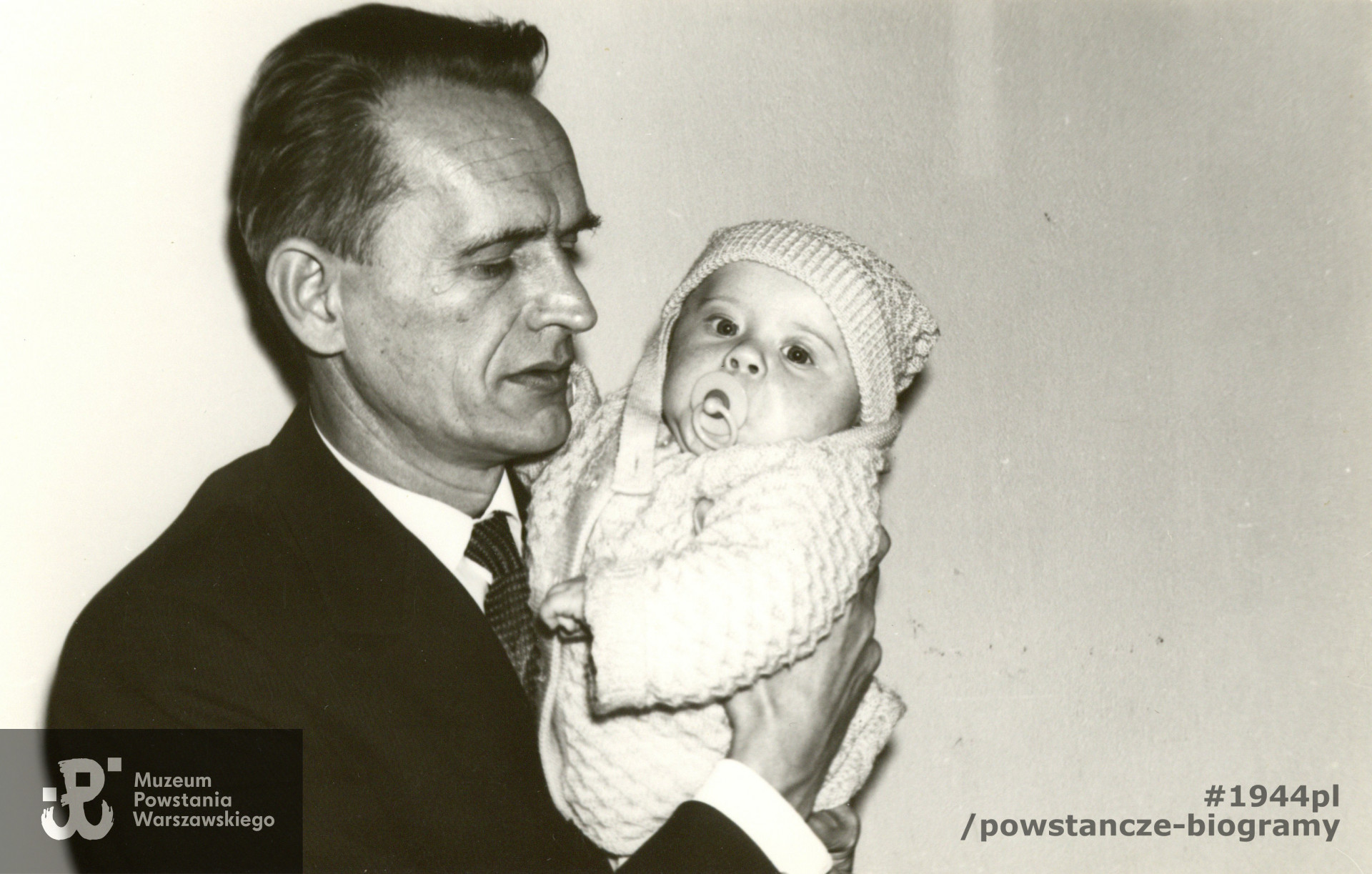 Mieczysław Szczurowski z wnukiem. Fot. ze zbiorów rodzinnych udostępnione dzięki uprzejmości p. Ewy Pośnik. Skan wykonany w Muzeum Powstania Warszawskiego, 2021.