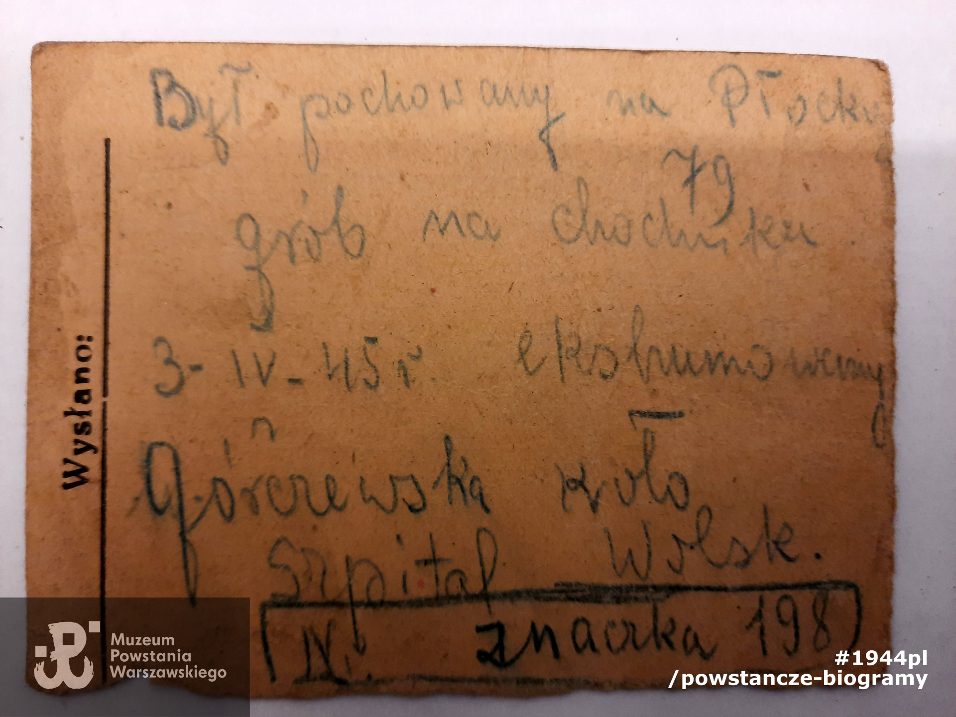 Notatka odręczna - informacja dotycząca miejsca pochówku pierwotnego i miejsca późniejszej ekshumacji ciała Tadeusza Klimowicza na fragmencie blankietu kartoteki PCK. Ze zbiorów Muzeum Powstania Warszawskiego, sygn. P/9581/21