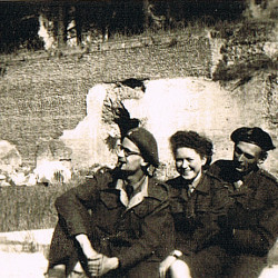 Od lewej Piotr Osiński, Anna Leskiewicz i Jerzy Bogdanowicz. Zdjęcie ze zbiorów Michała Osińskiego. Archiwum 2. HBAP 